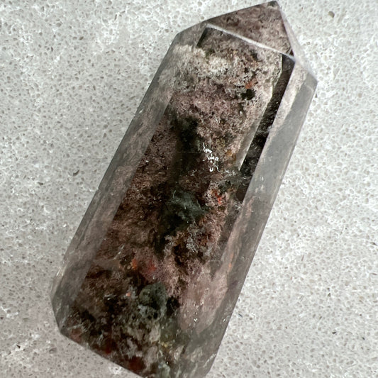 彩幽靈柱

幽靈是指內有多種顏色的火山泥或礦物質，主要有綠、紅、橙和白，包含了多種功效。

綠幽靈

-主正財，由事業，主意帶來的財富

-聚財，由辛勤努力而累積的財富

-招有助增旺事業的貴人

-平穩情緒

紅幽靈

-增加包容心與同理心

-增加理解力與包容能力

-招財的功效

-緩解疲憊，放鬆情緒

白幽靈

-淨化個人氣場

-提升記憶力