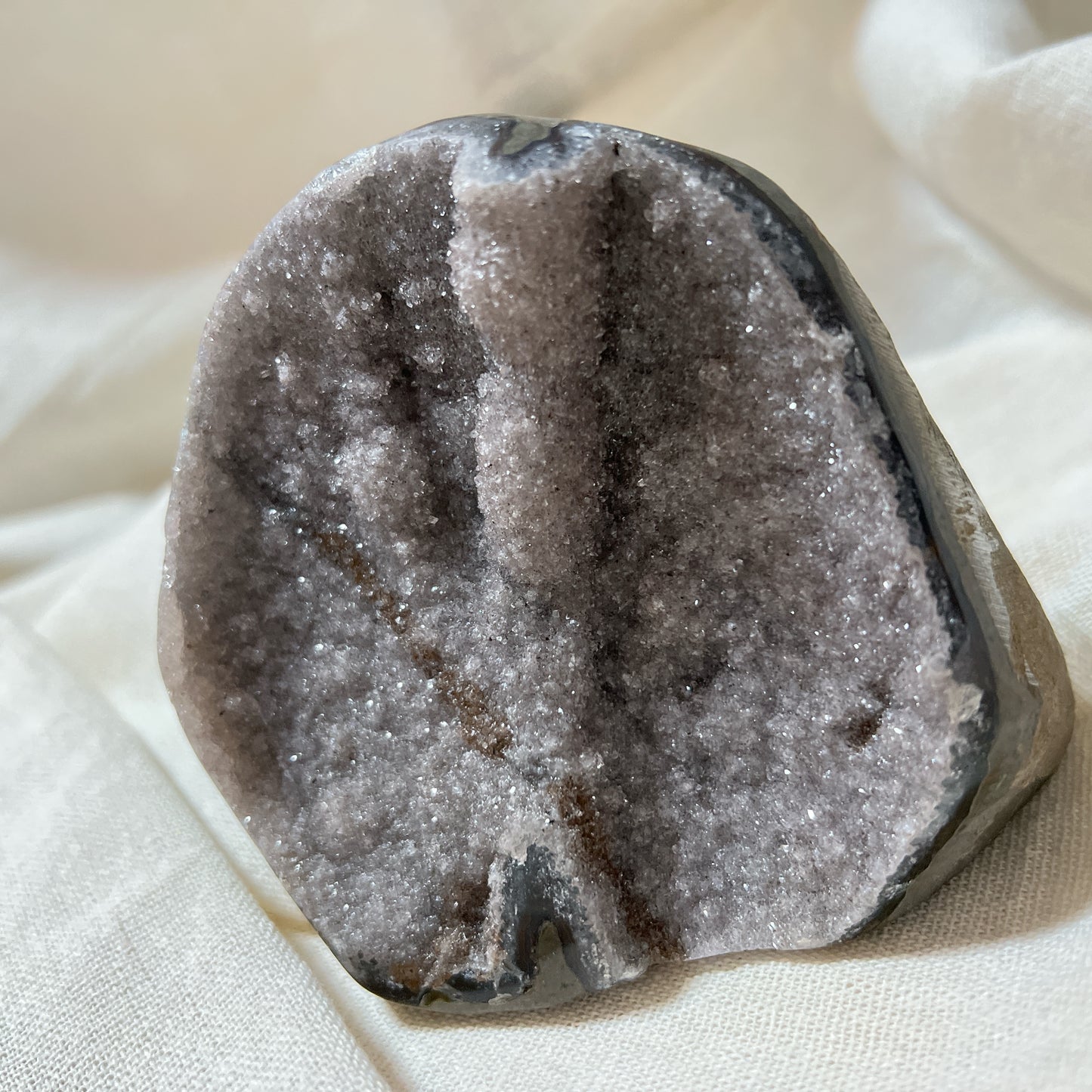 巴西軟糖淡灰紫異象紫晶鎮

因為他的一個特別記認，就立刻收下，紫晶鎮大多數都是差不多的外觀，所以有時候都真的是依賴感覺來收的

異象晶其實是紫水晶的變異，產量較紫水晶鎮稀少 ，異象晶鎮是吉祥如意的寶石，放置在辦公室、客廳、書房與臥室等，都可以用以淨化室內不淨的磁場及負能量。

異象晶鎮也可以幫手串消磁、淨化、充電。

紫水晶

-代表著智慧，幫助頭腦清晰

-增加機智，提高直覺力與潛意識

-有助思考，激發創意，加強記憶力

-有「社交之石」之稱，有助於常遇貴人

-紫色光招引人緣及貴人，具有中國風水學裡「因貴得財」之意。

-加強包容心、容忍性

-舒緩緊張情緒，鎮定安神