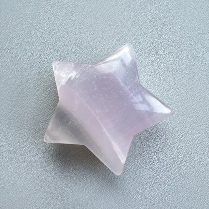 螢石星星 ⭐️

螢石是不可或缺的晶石之一，除左螢石有豐富嘅色彩和好高的觀賞價值之外，放她在工作枱亦都可以時時刻刻緩解煩躁的情緒，有助減低壓力，去除人體積累的負能量，同時亦可以減低電子器材發出的輻射。

綠螢石可幫助消除焦慮的消極感受，亦提高了冷靜思考和應對的能力。

紫螢石適合從事思考的工作者，讓思考更敏銳。