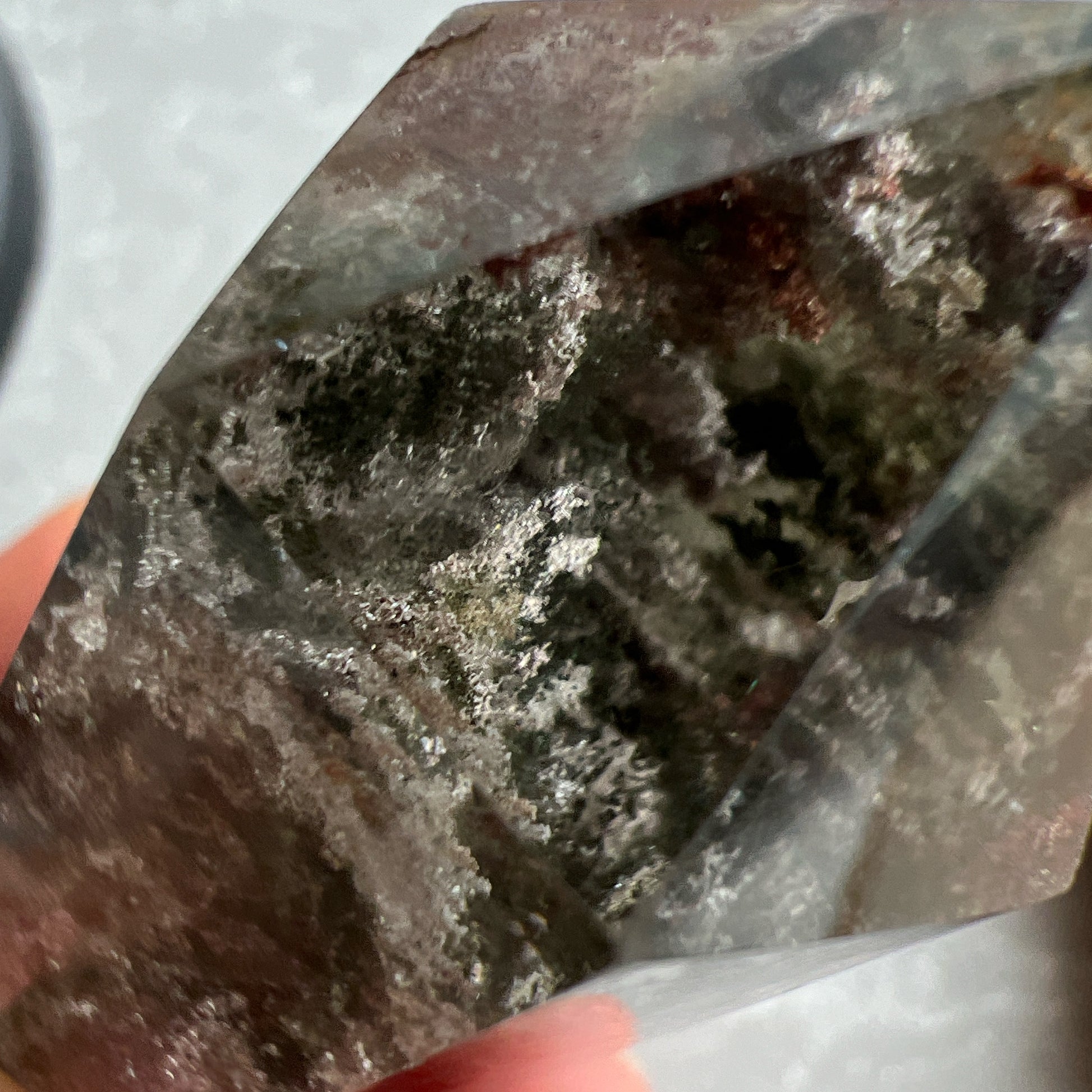 彩幽靈柱

幽靈是指內有多種顏色的火山泥或礦物質，主要有綠、紅、橙和白，包含了多種功效。

綠幽靈

-主正財，由事業，主意帶來的財富

-聚財，由辛勤努力而累積的財富

-招有助增旺事業的貴人

-平穩情緒

紅幽靈

-增加包容心與同理心

-增加理解力與包容能力

-招財的功效

-緩解疲憊，放鬆情緒

白幽靈

-淨化個人氣場

-提升記憶力