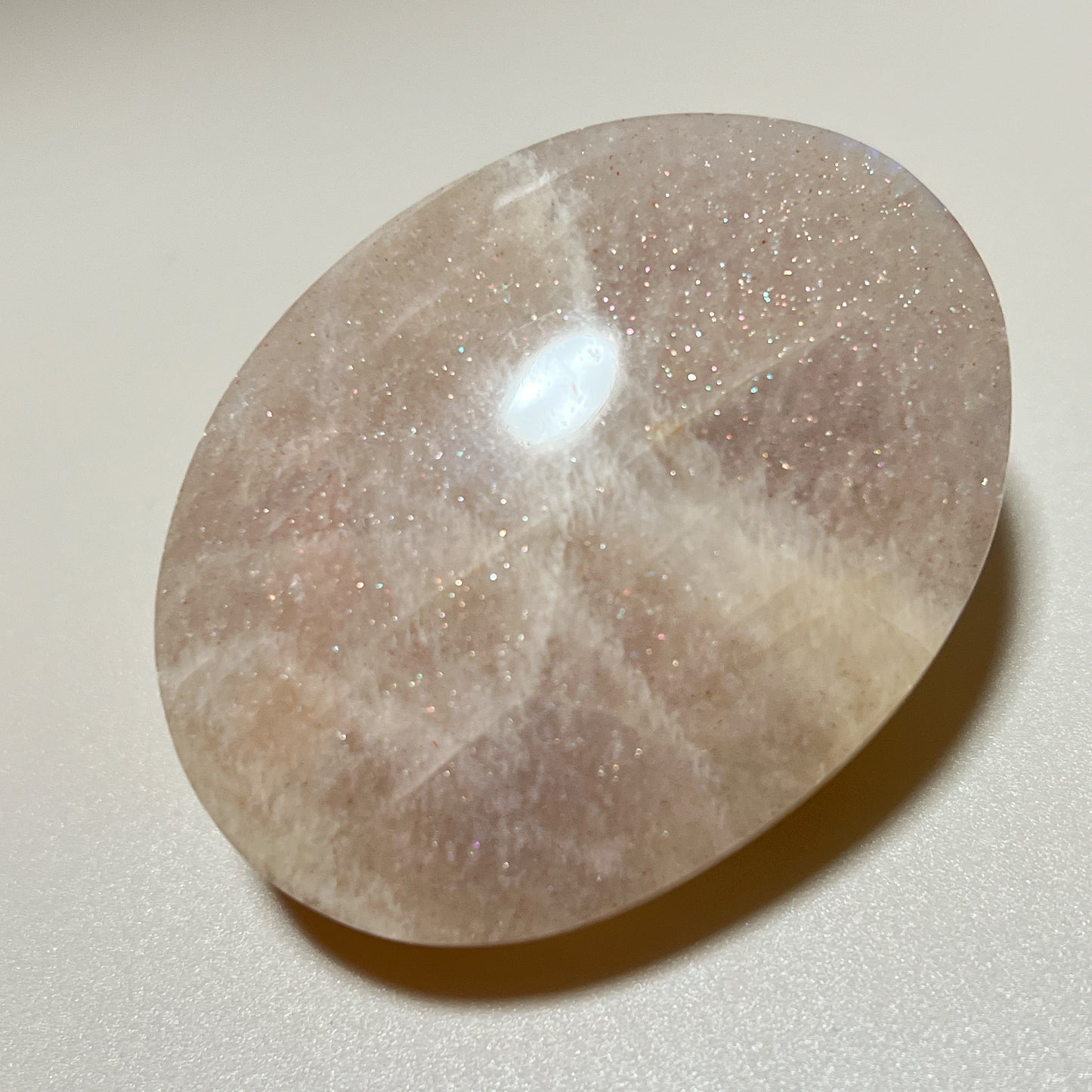 ｜月亮石的靈性守護

月亮石（Moonstone）又名月光石，亦是六月的幸運誕生石，象徵著健康、富貴與美好的守護：

情緒的穩定劑： 有助於安撫內心的起伏，緩解壓力和負面情緒。

柔化氣場： 適合性格較衝動、說話率直的人，幫助我們在表達時變得更柔和、更具包容力。

放鬆身心： 協助釋放身體與心靈的緊繃，重拾內心的平靜與和諧。

情感的潤滑劑： 溫柔的光芒能滋養親密關係，是守護愛情、化解情侶間小小紛爭的經典晶石。