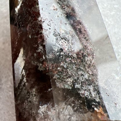 彩幽靈柱

幽靈是指內有多種顏色的火山泥或礦物質，主要有綠、紅、橙和白，包含了多種功效。

綠幽靈

-主正財，由事業，主意帶來的財富

-聚財，由辛勤努力而累積的財富

-招有助增旺事業的貴人

-平穩情緒

紅幽靈

-增加包容心與同理心

-增加理解力與包容能力

-招財的功效

-緩解疲憊，放鬆情緒

白幽靈

-淨化個人氣場

-提升記憶力