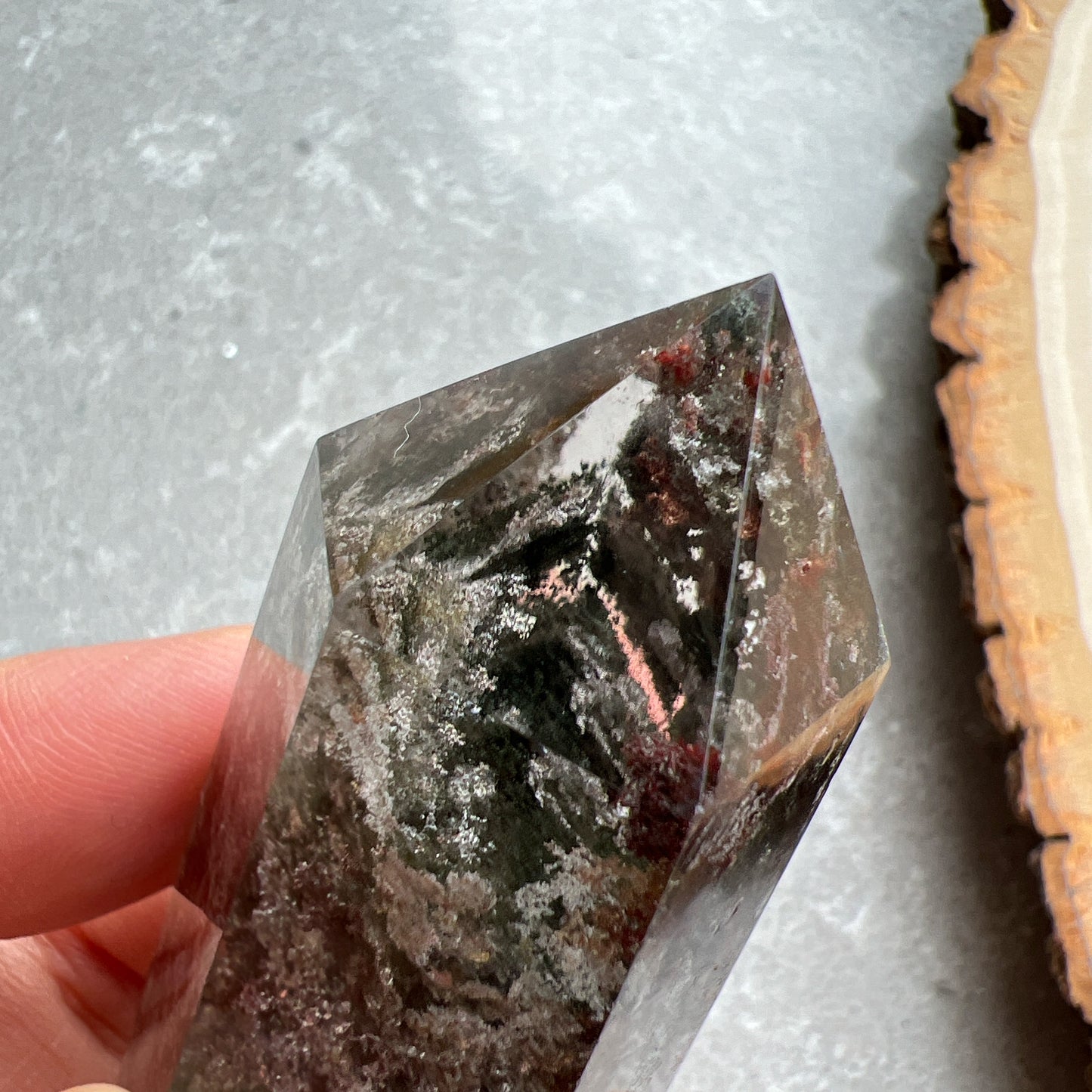 彩幽靈柱

幽靈是指內有多種顏色的火山泥或礦物質，主要有綠、紅、橙和白，包含了多種功效。

綠幽靈

-主正財，由事業，主意帶來的財富

-聚財，由辛勤努力而累積的財富

-招有助增旺事業的貴人

-平穩情緒

紅幽靈

-增加包容心與同理心

-增加理解力與包容能力

-招財的功效

-緩解疲憊，放鬆情緒

白幽靈

-淨化個人氣場

-提升記憶力