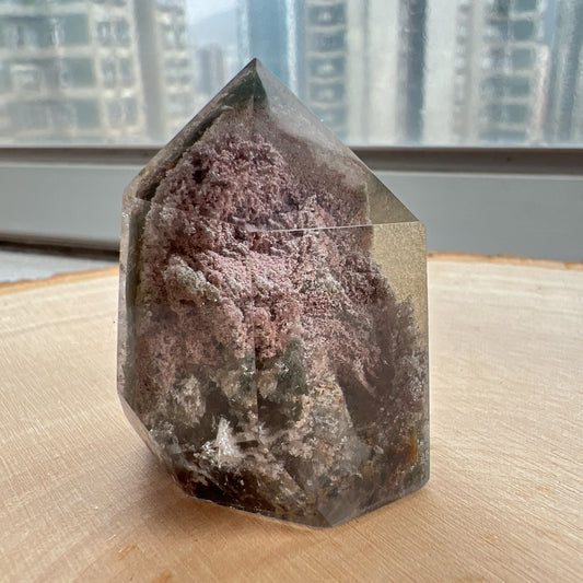 彩幽靈柱

幽靈是指內有多種顏色的火山泥或礦物質，主要有綠、紅、橙和白，包含了多種功效。

綠幽靈

-主正財，由事業，主意帶來的財富

-聚財，由辛勤努力而累積的財富

-招有助增旺事業的貴人

-平穩情緒

紅幽靈

-增加包容心與同理心

-增加理解力與包容能力

-招財的功效

-緩解疲憊，放鬆情緒

白幽靈

-淨化個人氣場

-提升記憶力