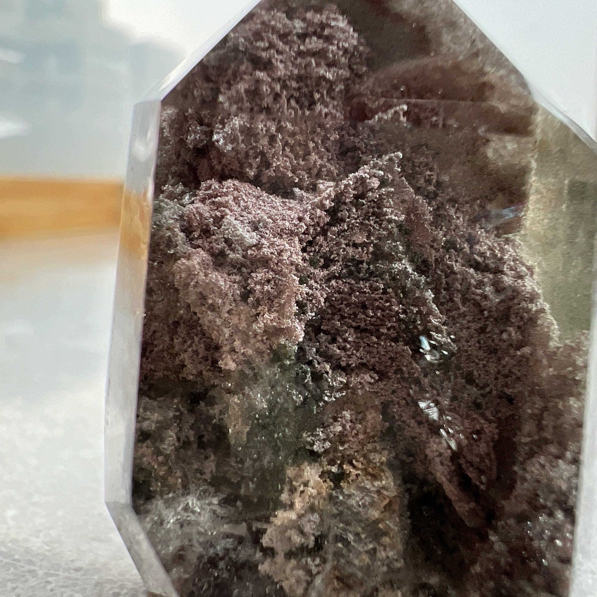 彩幽靈柱

幽靈是指內有多種顏色的火山泥或礦物質，主要有綠、紅、橙和白，包含了多種功效。

綠幽靈

-主正財，由事業，主意帶來的財富

-聚財，由辛勤努力而累積的財富

-招有助增旺事業的貴人

-平穩情緒

紅幽靈

-增加包容心與同理心

-增加理解力與包容能力

-招財的功效

-緩解疲憊，放鬆情緒

白幽靈

-淨化個人氣場

-提升記憶力