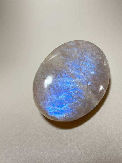 月亮石（Moonstone）又名月光石，亦是六月的幸運誕生石，象徵著健康、富貴與美好的守護：

情緒的穩定劑： 有助於安撫內心的起伏，緩解壓力和負面情緒。

柔化氣場： 適合性格較衝動、說話率直的人，幫助我們在表達時變得更柔和、更具包容力。

放鬆身心： 協助釋放身體與心靈的緊繃，重拾內心的平靜與和諧。

情感的潤滑劑： 溫柔的光芒能滋養親密關係，是守護愛情、化解情侶間小小紛爭的經典晶石。