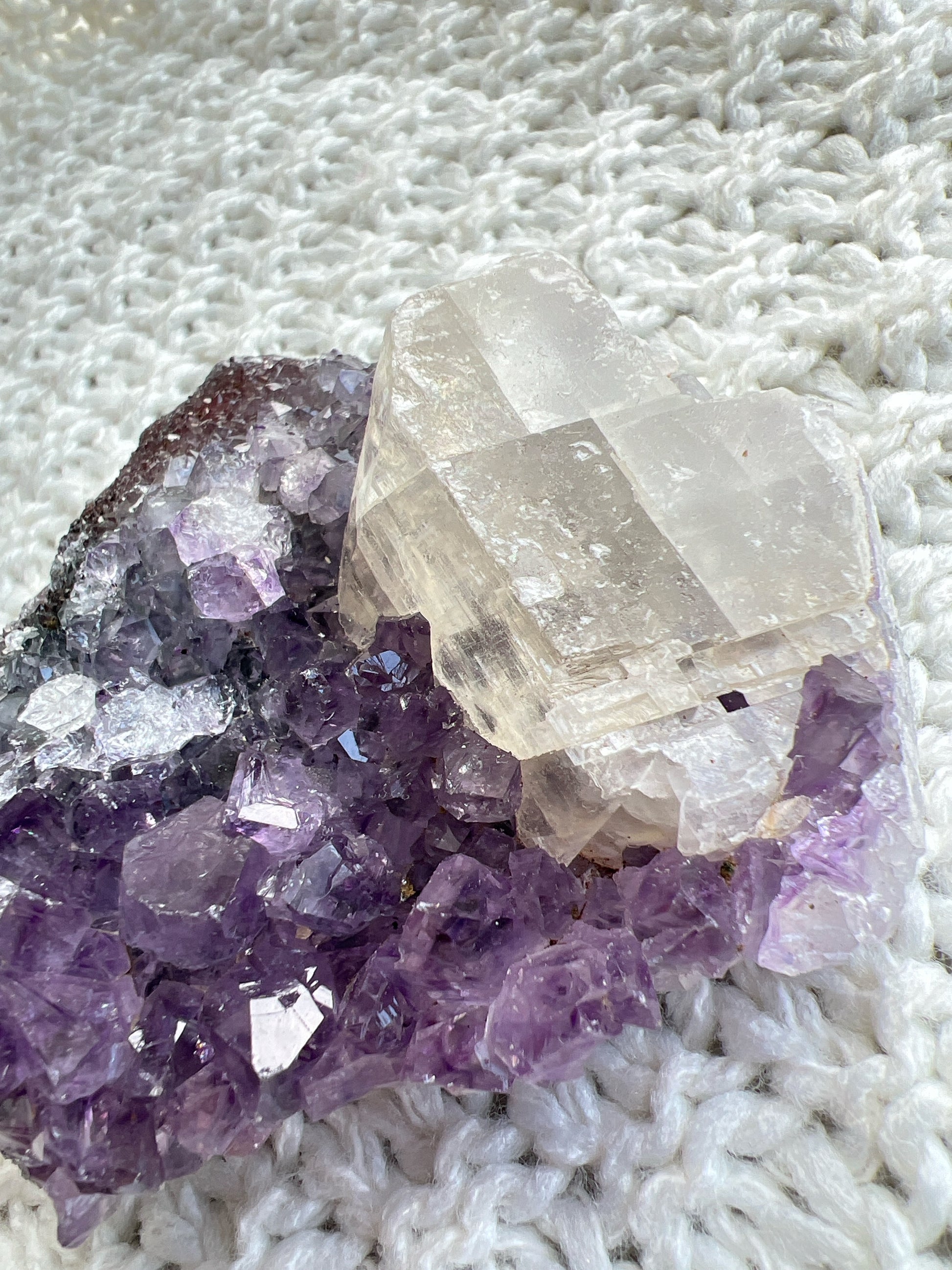 這個是有方解石共生同有少少異象紫晶的紫晶簇，小巧的外型，放屋企，工作枱最適合不過😊

紫晶簇

紫晶簇是吉祥如意的寶石，放置在辦公室、客廳、書房與臥室等，都可以用以淨化室內不淨的磁場及負能量。

可以幫手串消磁、淨化、充電。

紫水晶

-代表著智慧，幫助頭腦清晰

-增加機智，提高直覺力與潛意識

-有助思考，激發創意，加強記憶力

-有「社交之石」之稱，有助於常遇貴人

-紫色光招引人緣及貴人，具有中國風水學裡「因貴得財」之意。

-加強包容心、容忍性

-舒緩緊張情緒，鎮定安神