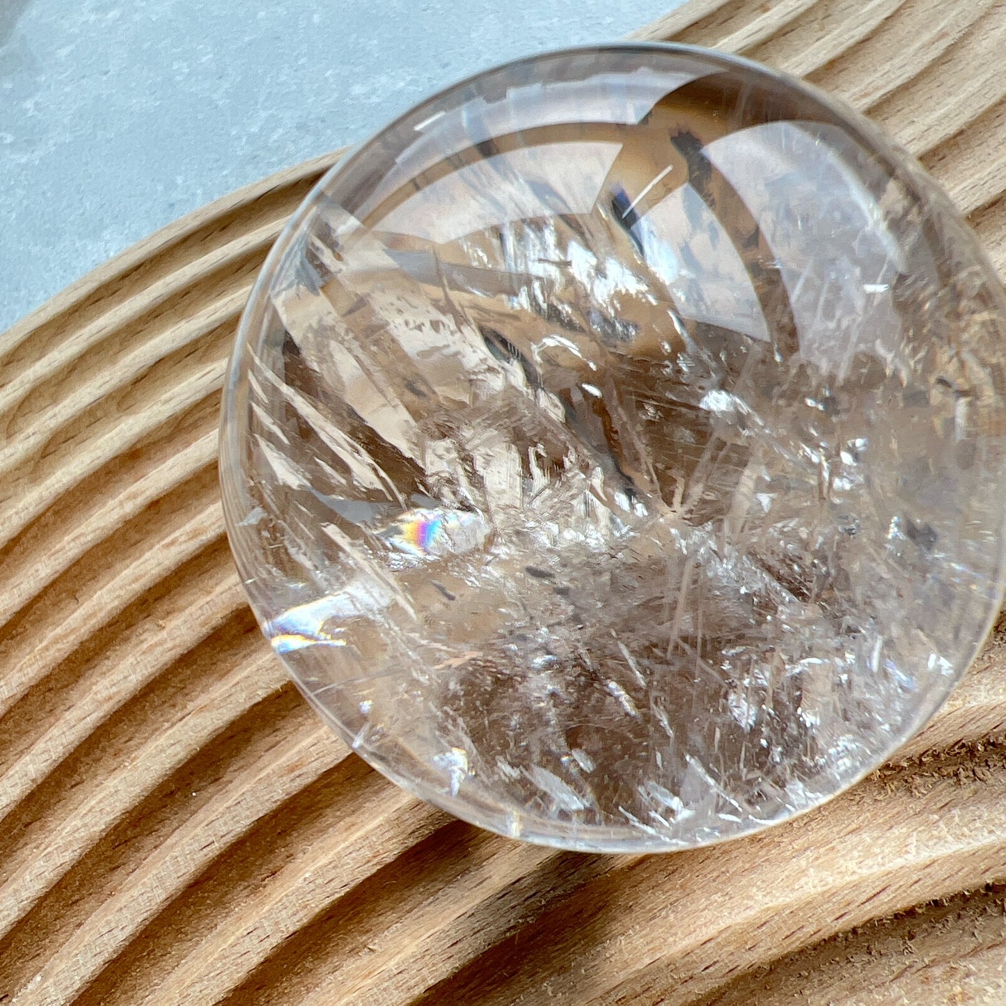 白水晶球

靜靜地看著，可以令煩悶的情緒暫時放下，享受寧靜的一刻😊

-「水晶之王」，是萬用療癒石

-能淨化四周負性能量

-釋放負能量，平衡內心的焦慮不安

-鎮定安神之效，開發智慧

-提升自我肯定，提升正能量

-幫助集中注意力，有助讀書求學