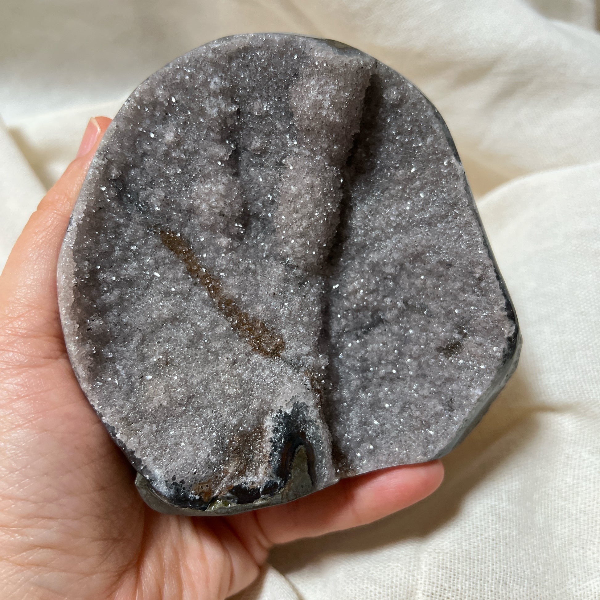 巴西軟糖淡灰紫異象紫晶鎮

因為他的一個特別記認，就立刻收下，紫晶鎮大多數都是差不多的外觀，所以有時候都真的是依賴感覺來收的

異象晶其實是紫水晶的變異，產量較紫水晶鎮稀少 ，異象晶鎮是吉祥如意的寶石，放置在辦公室、客廳、書房與臥室等，都可以用以淨化室內不淨的磁場及負能量。

異象晶鎮也可以幫手串消磁、淨化、充電。

紫水晶

-代表著智慧，幫助頭腦清晰

-增加機智，提高直覺力與潛意識

-有助思考，激發創意，加強記憶力

-有「社交之石」之稱，有助於常遇貴人

-紫色光招引人緣及貴人，具有中國風水學裡「因貴得財」之意。

-加強包容心、容忍性

-舒緩緊張情緒，鎮定安神