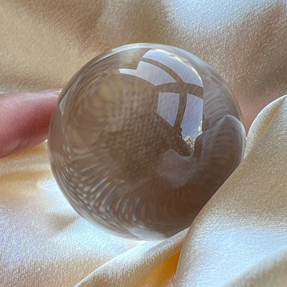 Clear Quartz Sphere 白水晶球

靜靜地看著，可以令煩悶的情緒暫時放下，享受寧靜的一刻😊

-「水晶之王」，是萬用療癒石

-能淨化四周負性能量

-釋放負能量，平衡內心的焦慮不安

-鎮定安神之效，開發智慧

-提升自我肯定，提升正能量

-幫助集中注意力，有助讀書求學

Diameter : 42.6mm