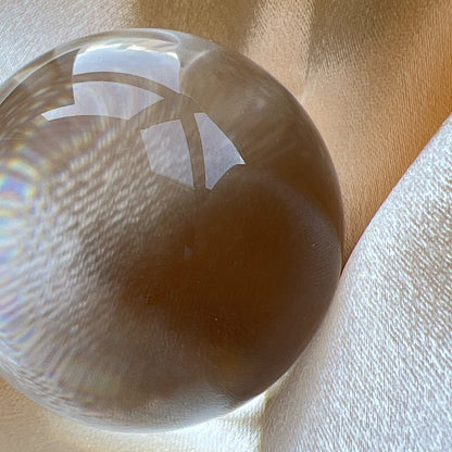 Clear Quartz Sphere 白水晶球

靜靜地看著，可以令煩悶的情緒暫時放下，享受寧靜的一刻😊

-「水晶之王」，是萬用療癒石

-能淨化四周負性能量

-釋放負能量，平衡內心的焦慮不安

-鎮定安神之效，開發智慧

-提升自我肯定，提升正能量

-幫助集中注意力，有助讀書求學

Diameter : 42.6mm