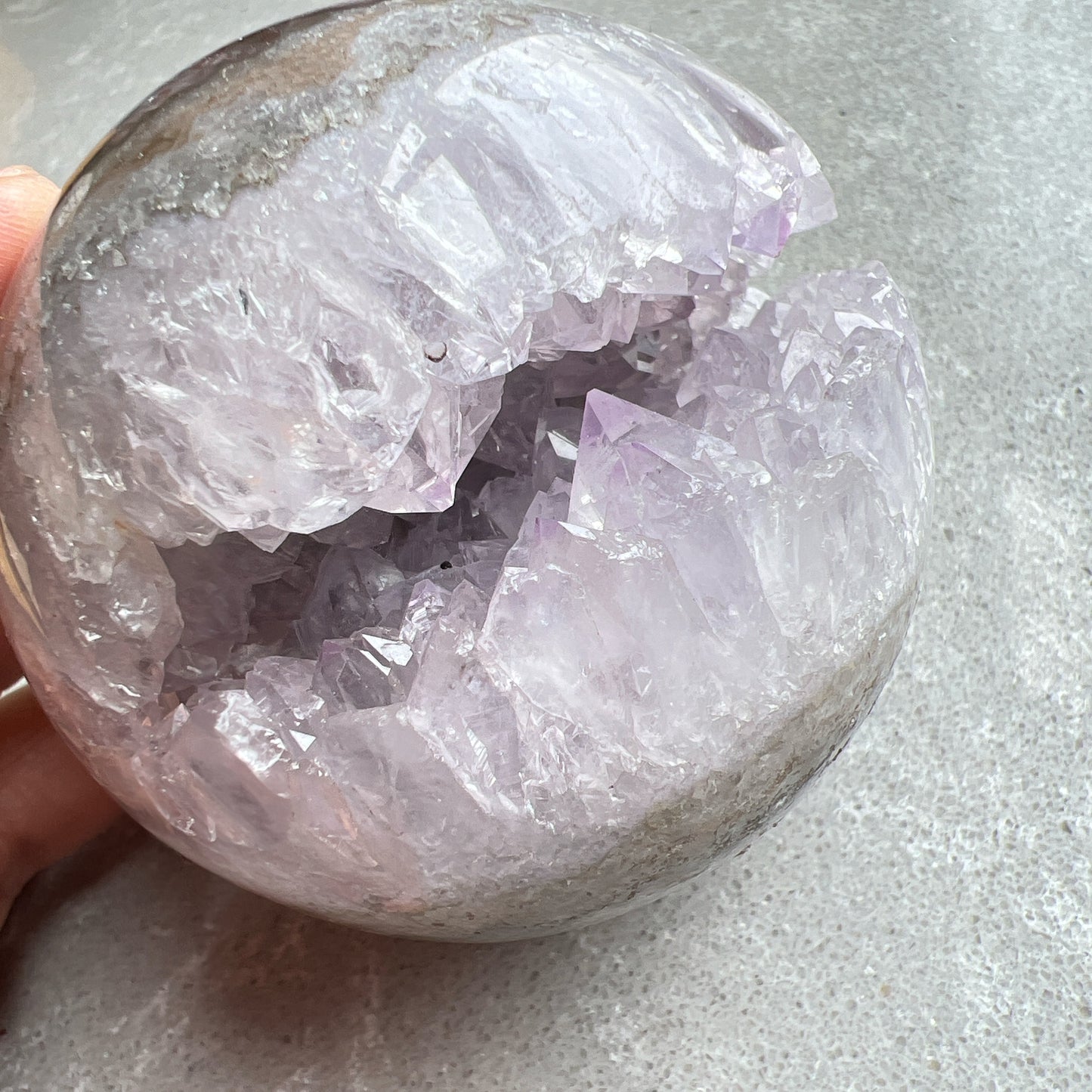 巴西紫晶開口笑球

這是一個全晶體，冇任何石皮，淡淡嘅丁香紫色，閃閃嘅晶牙，

水晶球背後還共生少量方解石。

開口笑水晶簇球是一種很多人喜愛的風水石，有招財聚財，招貴人之效用，如果想放置的位置唔容許擺設大型晶洞，這種開口笑一定會是最佳選擇😊

紫晶，一向代表著智慧，加強決策力，利人緣，對舒緩緊張情緒有幫助，促進問題解決。