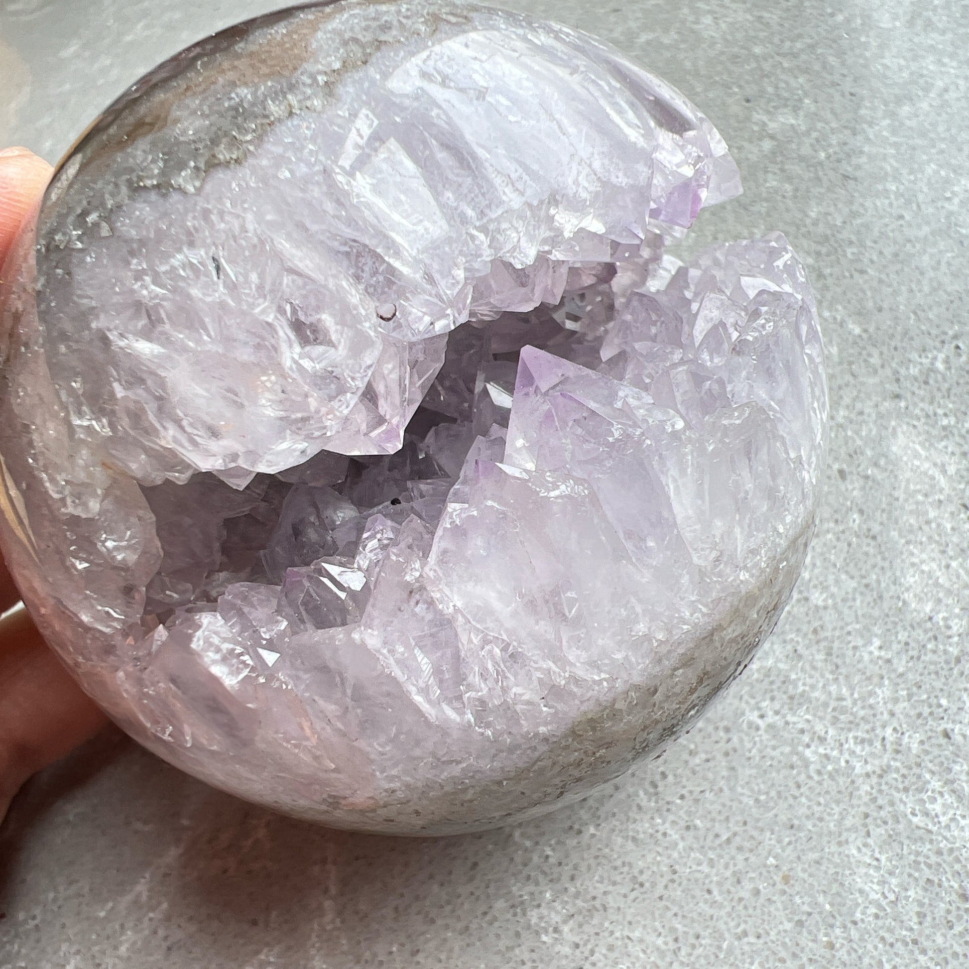 巴西紫晶開口笑球

這是一個全晶體，冇任何石皮，淡淡嘅丁香紫色，閃閃嘅晶牙，

水晶球背後還共生少量方解石。

開口笑水晶簇球是一種很多人喜愛的風水石，有招財聚財，招貴人之效用，如果想放置的位置唔容許擺設大型晶洞，這種開口笑一定會是最佳選擇😊

紫晶，一向代表著智慧，加強決策力，利人緣，對舒緩緊張情緒有幫助，促進問題解決。