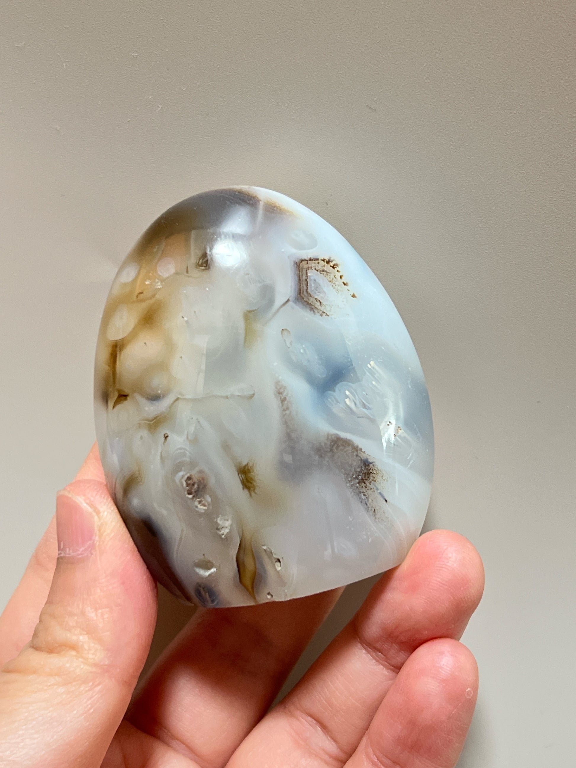 瑪瑙共生軟錳礦

這顆瑪瑙裡裡面共生了軟錳礦(又名樹枝,苔紋), 是因為二氧化錳滲入的關係造成樹枝狀的樣子, 會出現在水晶和瑪瑙裡面。

-能令人精神放鬆，減少失眠症狀

-瑪瑙具有平衡，穩定及保護的作用

-也是護身符及辟邪物，有保平安功效