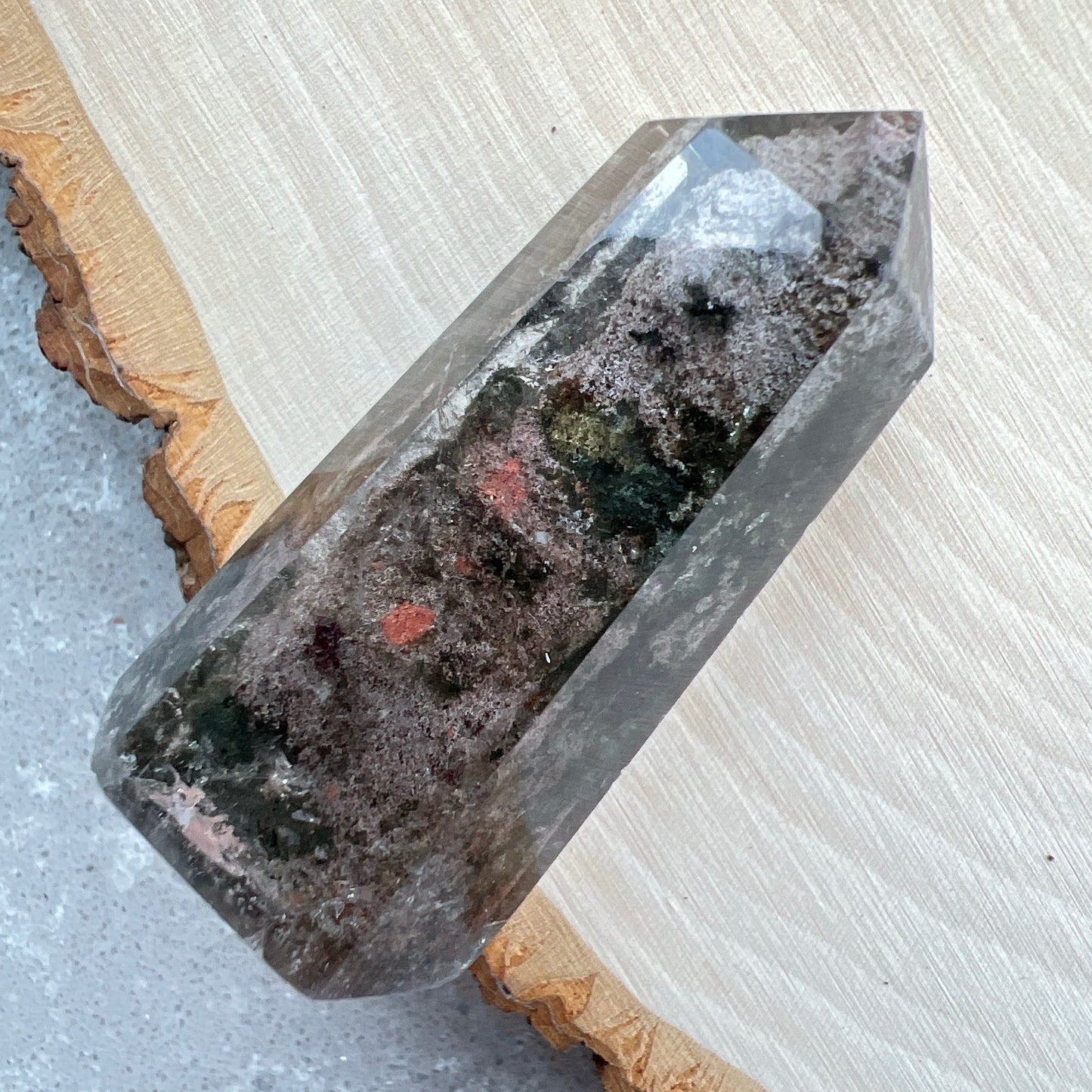 彩幽靈柱

幽靈是指內有多種顏色的火山泥或礦物質，主要有綠、紅、橙和白，包含了多種功效。

綠幽靈

-主正財，由事業，主意帶來的財富

-聚財，由辛勤努力而累積的財富

-招有助增旺事業的貴人

-平穩情緒

紅幽靈

-增加包容心與同理心

-增加理解力與包容能力

-招財的功效

-緩解疲憊，放鬆情緒

白幽靈

-淨化個人氣場

-提升記憶力