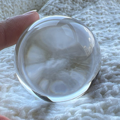 Clear Quartz Sphere 白水晶球

靜靜地看著，可以令煩悶的情緒暫時放下，享受寧靜的一刻😊

-「水晶之王」，是萬用療癒石

-能淨化四周負性能量

-釋放負能量，平衡內心的焦慮不安

-鎮定安神之效，開發智慧

-提升自我肯定，提升正能量

-幫助集中注意力，有助讀書求學

Diameter : 41.8mm