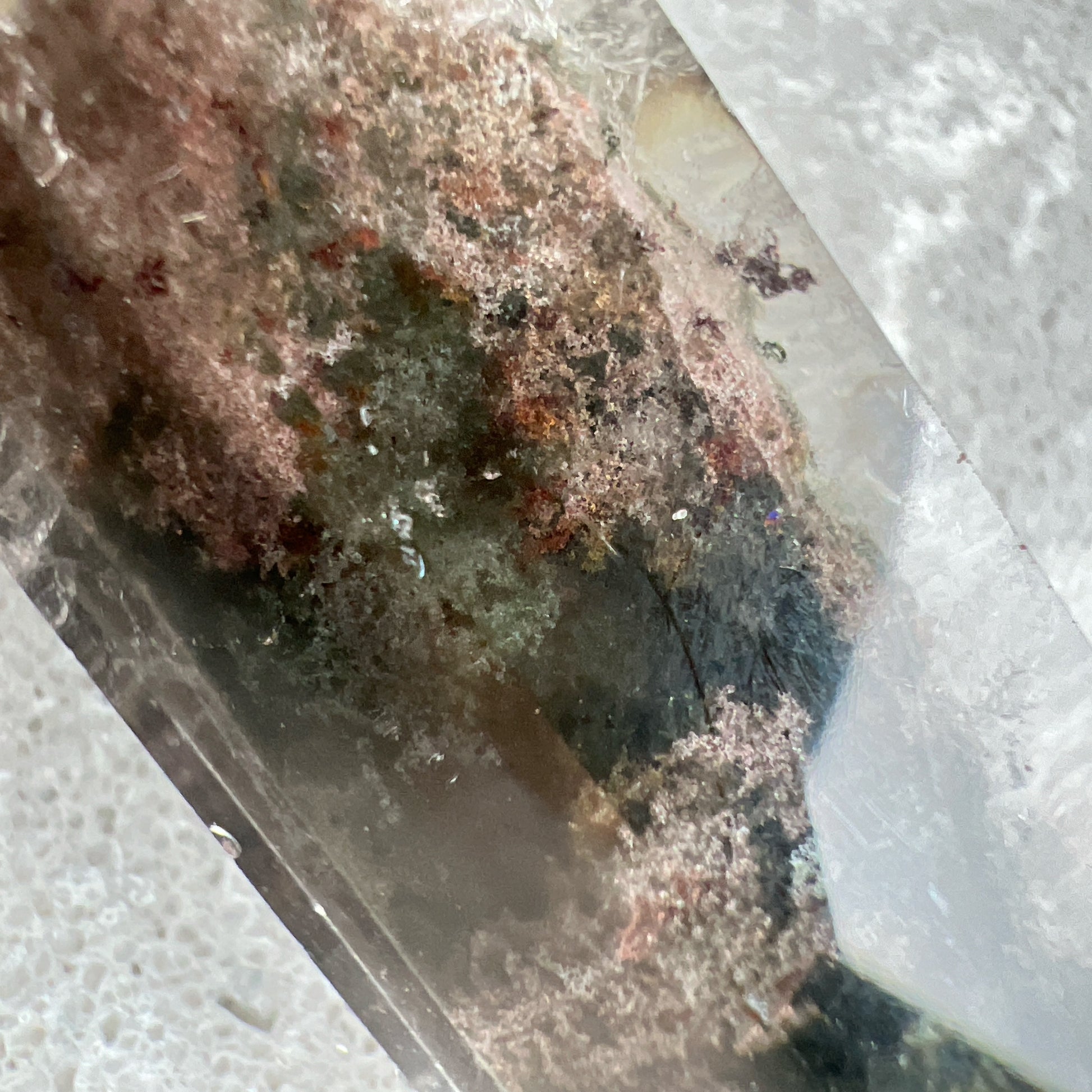 彩幽靈柱

幽靈是指內有多種顏色的火山泥或礦物質，主要有綠、紅、橙和白，包含了多種功效。

綠幽靈

-主正財，由事業，主意帶來的財富

-聚財，由辛勤努力而累積的財富

-招有助增旺事業的貴人

-平穩情緒

紅幽靈

-增加包容心與同理心

-增加理解力與包容能力

-招財的功效

-緩解疲憊，放鬆情緒

白幽靈

-淨化個人氣場

-提升記憶力