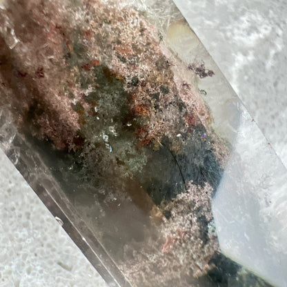 彩幽靈柱

幽靈是指內有多種顏色的火山泥或礦物質，主要有綠、紅、橙和白，包含了多種功效。

綠幽靈

-主正財，由事業，主意帶來的財富

-聚財，由辛勤努力而累積的財富

-招有助增旺事業的貴人

-平穩情緒

紅幽靈

-增加包容心與同理心

-增加理解力與包容能力

-招財的功效

-緩解疲憊，放鬆情緒

白幽靈

-淨化個人氣場

-提升記憶力