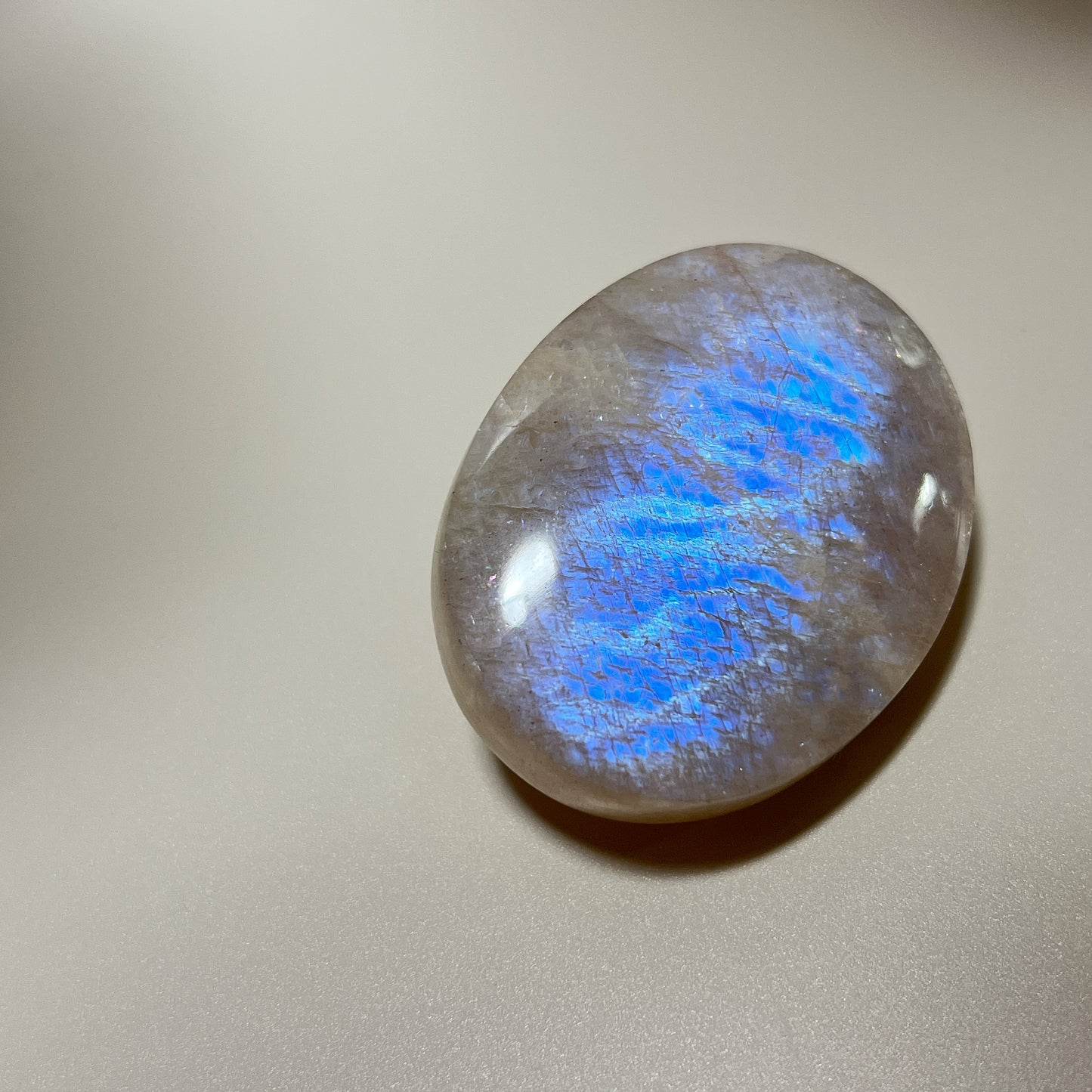 月亮石（Moonstone）又名月光石，亦是六月的幸運誕生石，象徵著健康、富貴與美好的守護：

情緒的穩定劑： 有助於安撫內心的起伏，緩解壓力和負面情緒。

柔化氣場： 適合性格較衝動、說話率直的人，幫助我們在表達時變得更柔和、更具包容力。

放鬆身心： 協助釋放身體與心靈的緊繃，重拾內心的平靜與和諧。

情感的潤滑劑： 溫柔的光芒能滋養親密關係，是守護愛情、化解情侶間小小紛爭的經典晶石。