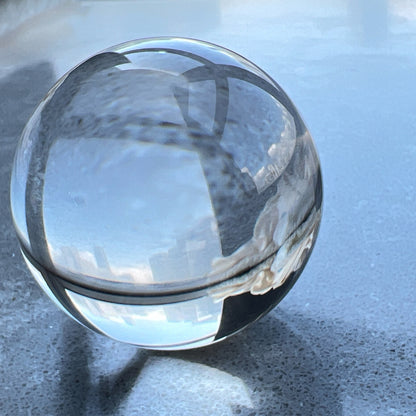 Clear Quartz Sphere 白水晶球

靜靜地看著，可以令煩悶的情緒暫時放下，享受寧靜的一刻😊

-「水晶之王」，是萬用療癒石

-能淨化四周負性能量

-釋放負能量，平衡內心的焦慮不安

-鎮定安神之效，開發智慧

-提升自我肯定，提升正能量

-幫助集中注意力，有助讀書求學

Diameter : 42.6mm