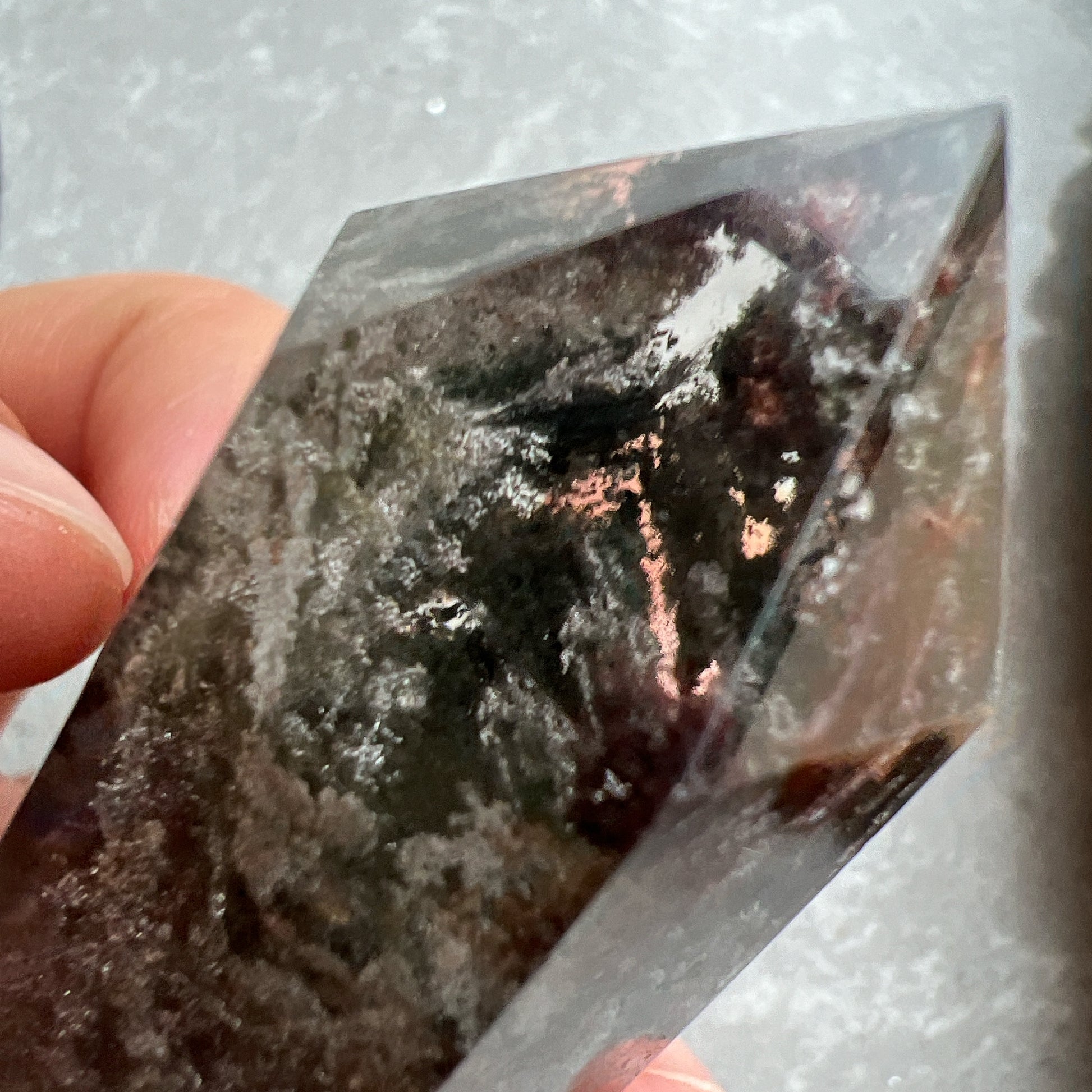 彩幽靈柱

幽靈是指內有多種顏色的火山泥或礦物質，主要有綠、紅、橙和白，包含了多種功效。

綠幽靈

-主正財，由事業，主意帶來的財富

-聚財，由辛勤努力而累積的財富

-招有助增旺事業的貴人

-平穩情緒

紅幽靈

-增加包容心與同理心

-增加理解力與包容能力

-招財的功效

-緩解疲憊，放鬆情緒

白幽靈

-淨化個人氣場

-提升記憶力
