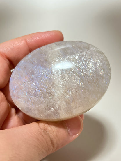 月亮石（Moonstone）又名月光石，亦是六月的幸運誕生石，象徵著健康、富貴與美好的守護：

情緒的穩定劑： 有助於安撫內心的起伏，緩解壓力和負面情緒。

柔化氣場： 適合性格較衝動、說話率直的人，幫助我們在表達時變得更柔和、更具包容力。

放鬆身心： 協助釋放身體與心靈的緊繃，重拾內心的平靜與和諧。

情感的潤滑劑： 溫柔的光芒能滋養親密關係，是守護愛情、化解情侶間小小紛爭的經典晶石。