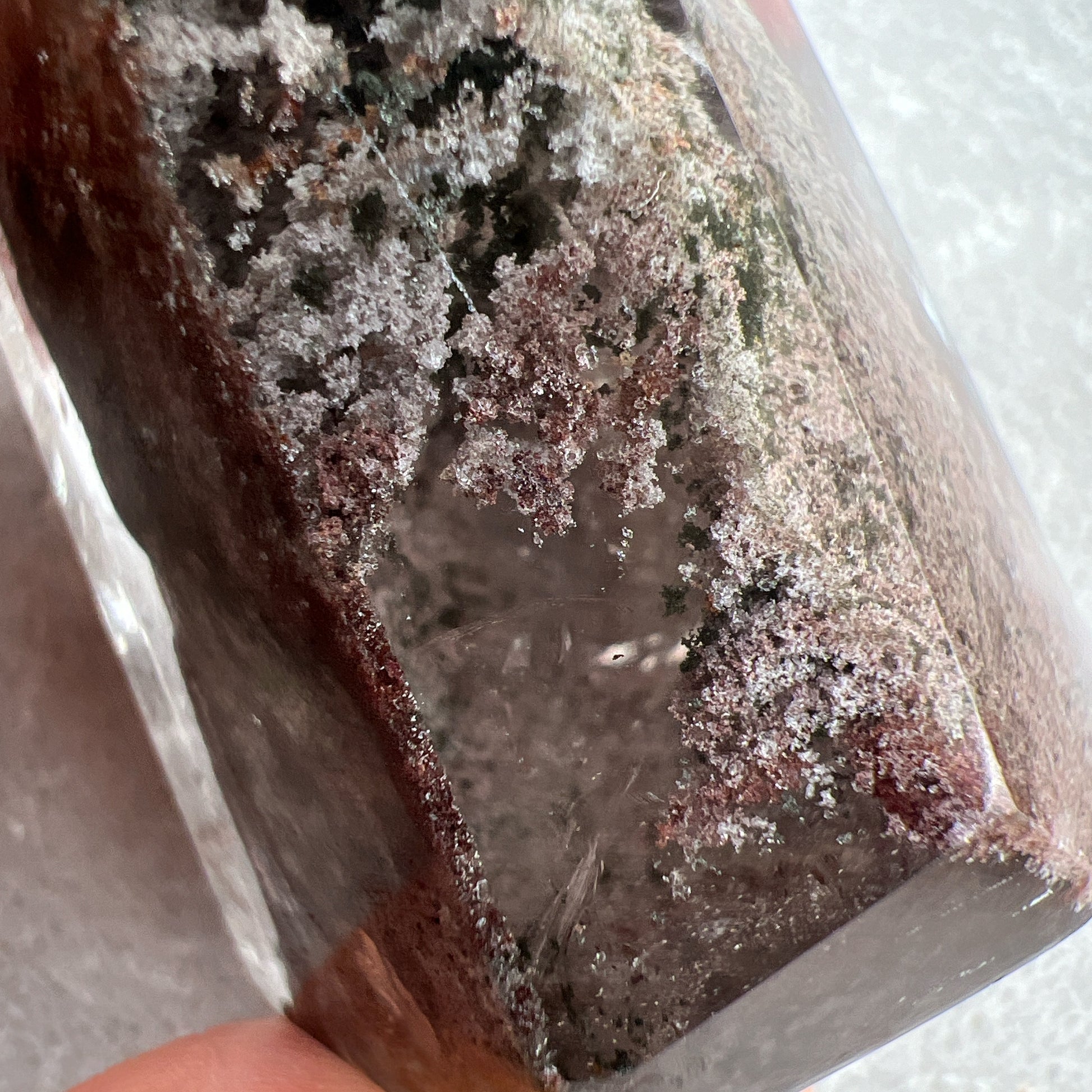 彩幽靈柱

幽靈是指內有多種顏色的火山泥或礦物質，主要有綠、紅、橙和白，包含了多種功效。

綠幽靈

-主正財，由事業，主意帶來的財富

-聚財，由辛勤努力而累積的財富

-招有助增旺事業的貴人

-平穩情緒

紅幽靈

-增加包容心與同理心

-增加理解力與包容能力

-招財的功效

-緩解疲憊，放鬆情緒

白幽靈

-淨化個人氣場

-提升記憶力