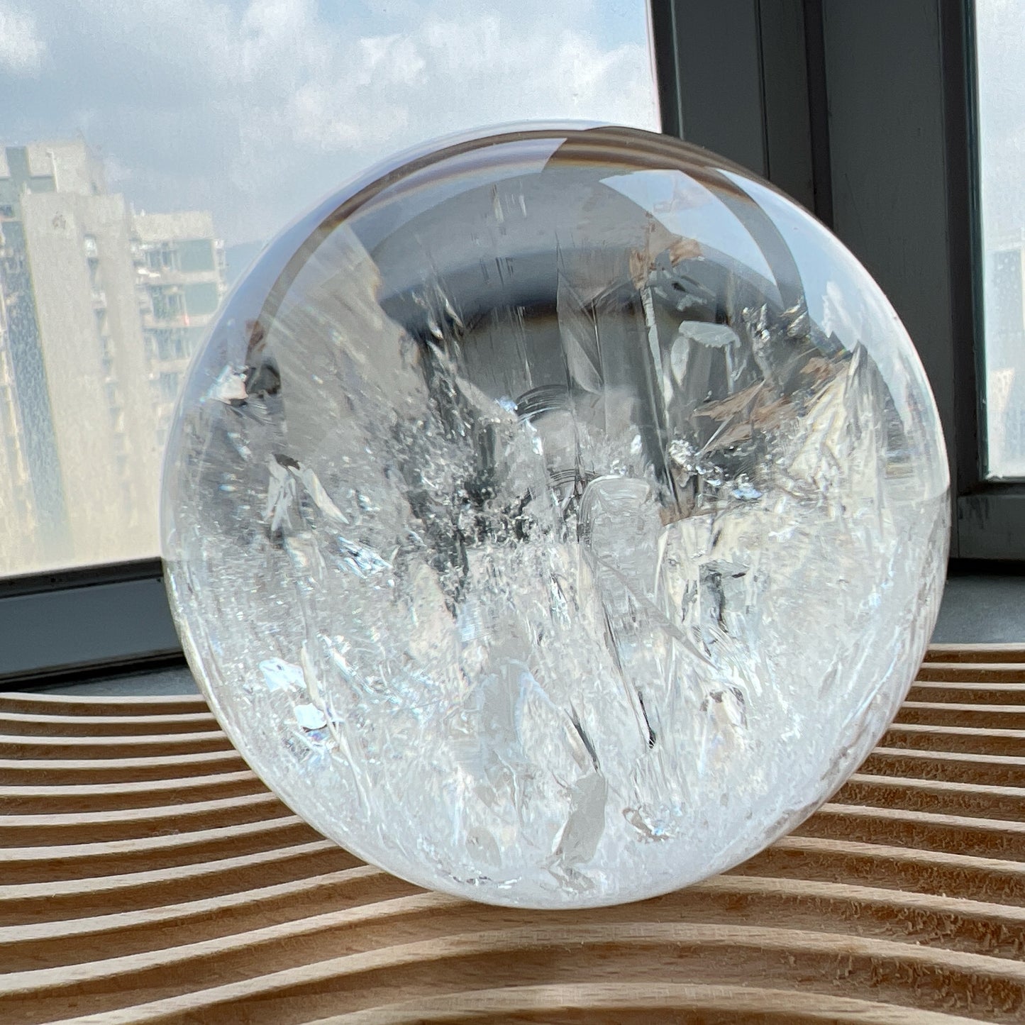 彩虹白水晶球

靜靜地看著，可以令煩悶的情緒暫時放下，享受寧靜的一刻😊

-「水晶之王」，是萬用療癒石

-能淨化四周負性能量

-釋放負能量，平衡內心的焦慮不安

-鎮定安神之效，開發智慧

-提升自我肯定，提升正能量

-幫助集中注意力，有助讀書求學