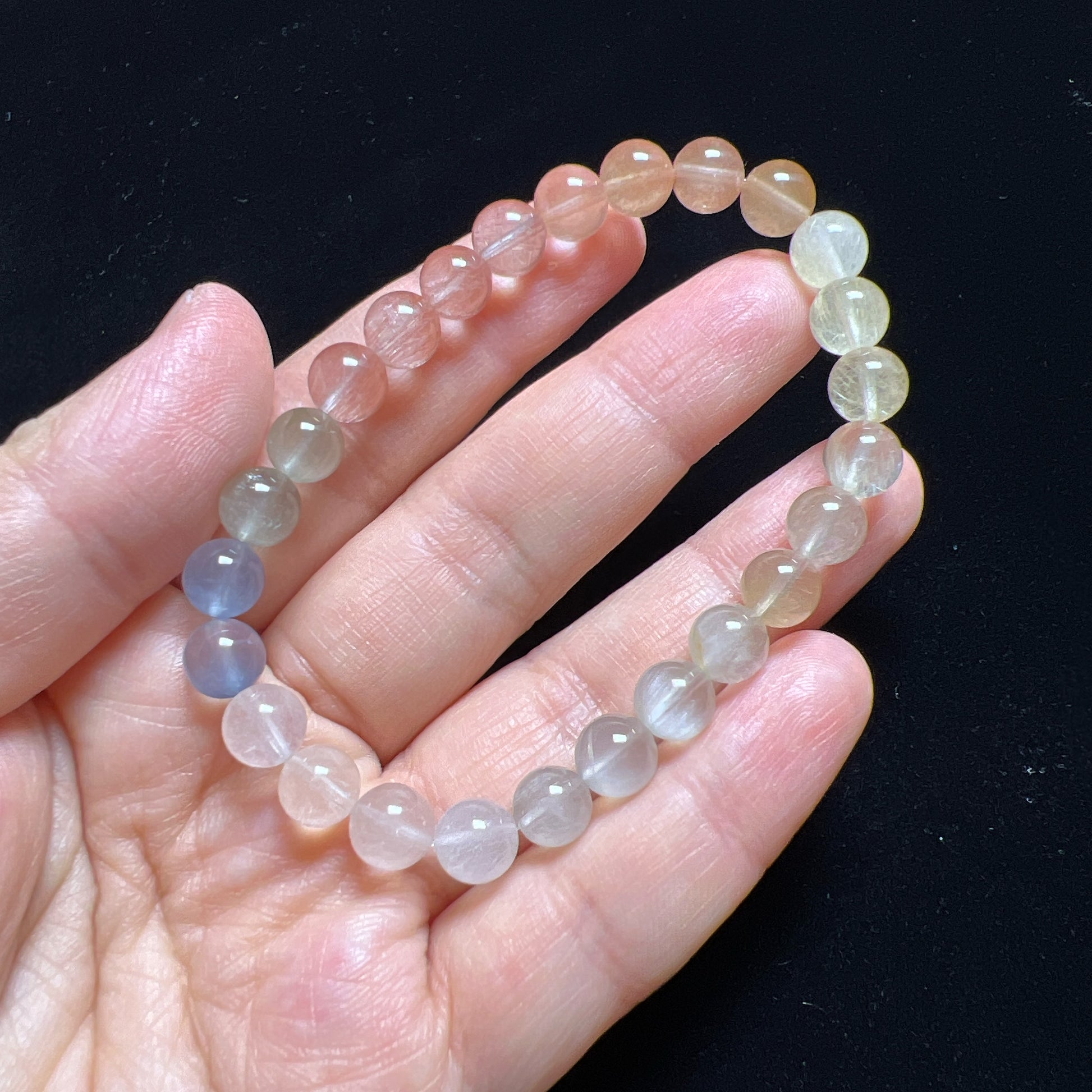 彩兔毛

兔毛水晶屬於髮晶中的一種。「兔毛」是一種商品形象名稱，是因在無色透明水晶中包含有無數的「兔毛」般髮狀礦物集合體，分佈彎曲叢生，就像兔子絨毛般細細絨絨柔柔纏繞，故稱「兔毛晶」。

-招財聚財💰

-平靜心靈，避濁氣和不潔物近身

-激發鬥志，提高自信心

-改善血液循環、調整女性荷爾蒙，舒緩女性周期不適

-消除消極情緒，化解事非