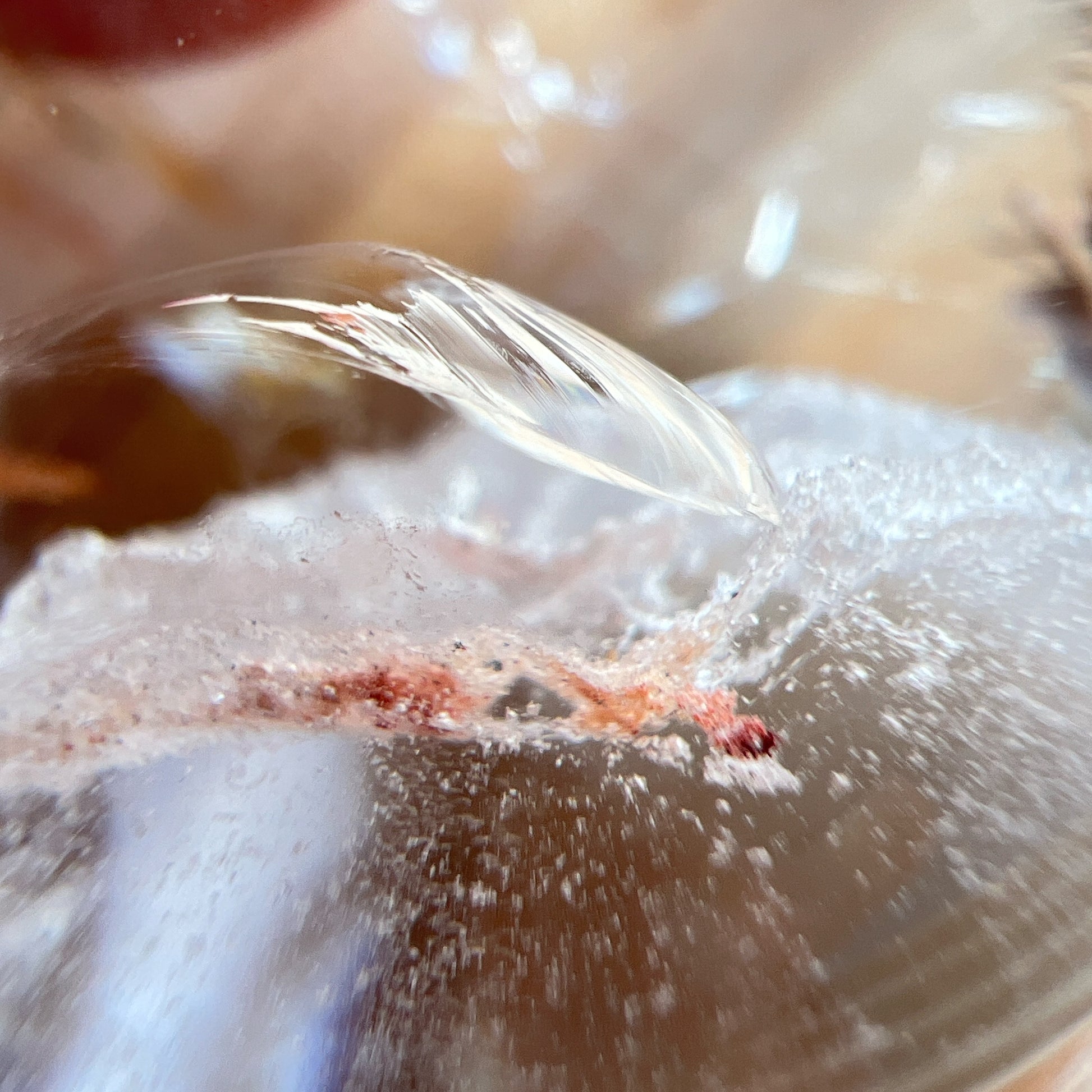 白幽靈

-淨化個人氣場

-提升記憶力

&nbsp;

白水晶

-「水晶之王」，是萬用療癒石

-能淨化四周負性能量

-釋放負能量，平衡內心的焦慮不安

-鎮定安神之效，開發智慧

-提升自我肯定，提升正能量

-幫助集中注意力，有助讀書求學