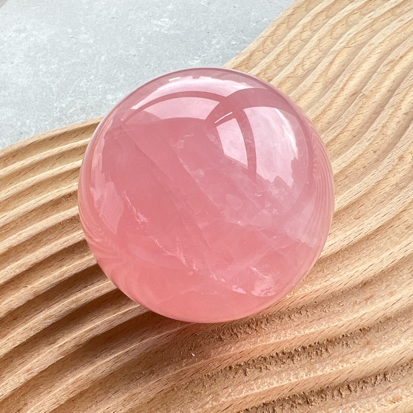 星光粉水晶球

溫潤，圓滑和可愛的外觀，有助您淨化心靈，招來好人緣

粉晶

愛情💓人緣💓工作運💓

粉晶能教導我們更愛自己，好好愛自己能夠吸引到正面好姻緣❤️

-增加愛情運，加強自身魅力

-增加親和力，改善人際關係

-增人脈，促進工作運

-舒緩緊張情緒，釋放負能量，使心情開朗