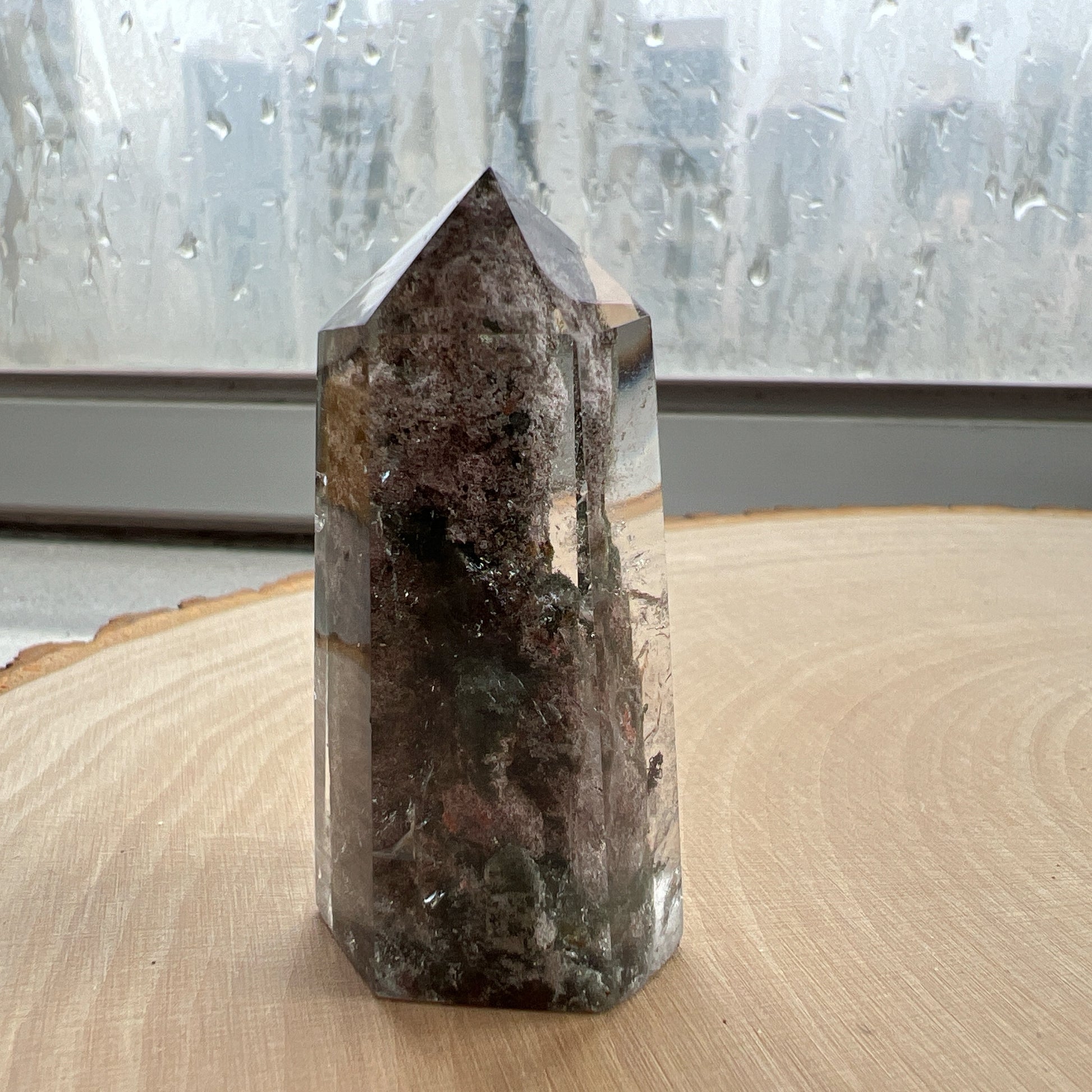 彩幽靈柱

幽靈是指內有多種顏色的火山泥或礦物質，主要有綠、紅、橙和白，包含了多種功效。

綠幽靈

-主正財，由事業，主意帶來的財富

-聚財，由辛勤努力而累積的財富

-招有助增旺事業的貴人

-平穩情緒

紅幽靈

-增加包容心與同理心

-增加理解力與包容能力

-招財的功效

-緩解疲憊，放鬆情緒

白幽靈

-淨化個人氣場

-提升記憶力
