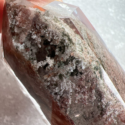 彩幽靈柱

幽靈是指內有多種顏色的火山泥或礦物質，主要有綠、紅、橙和白，包含了多種功效。

綠幽靈

-主正財，由事業，主意帶來的財富

-聚財，由辛勤努力而累積的財富

-招有助增旺事業的貴人

-平穩情緒

紅幽靈

-增加包容心與同理心

-增加理解力與包容能力

-招財的功效

-緩解疲憊，放鬆情緒

白幽靈

-淨化個人氣場

-提升記憶力