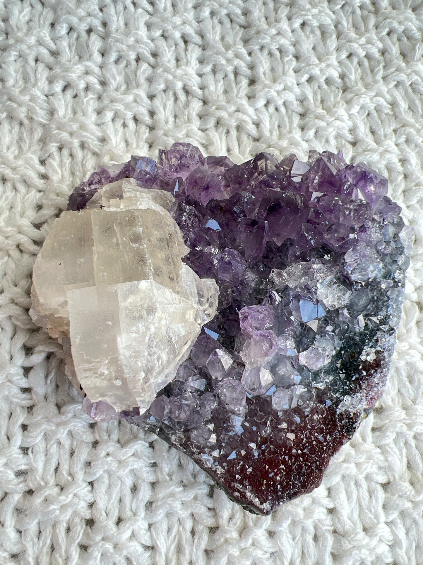 這個是有方解石共生同有少少異象紫晶的紫晶簇，小巧的外型，放屋企，工作枱最適合不過😊

紫晶簇

紫晶簇是吉祥如意的寶石，放置在辦公室、客廳、書房與臥室等，都可以用以淨化室內不淨的磁場及負能量。

可以幫手串消磁、淨化、充電。

紫水晶

-代表著智慧，幫助頭腦清晰

-增加機智，提高直覺力與潛意識

-有助思考，激發創意，加強記憶力

-有「社交之石」之稱，有助於常遇貴人

-紫色光招引人緣及貴人，具有中國風水學裡「因貴得財」之意。

-加強包容心、容忍性

-舒緩緊張情緒，鎮定安神