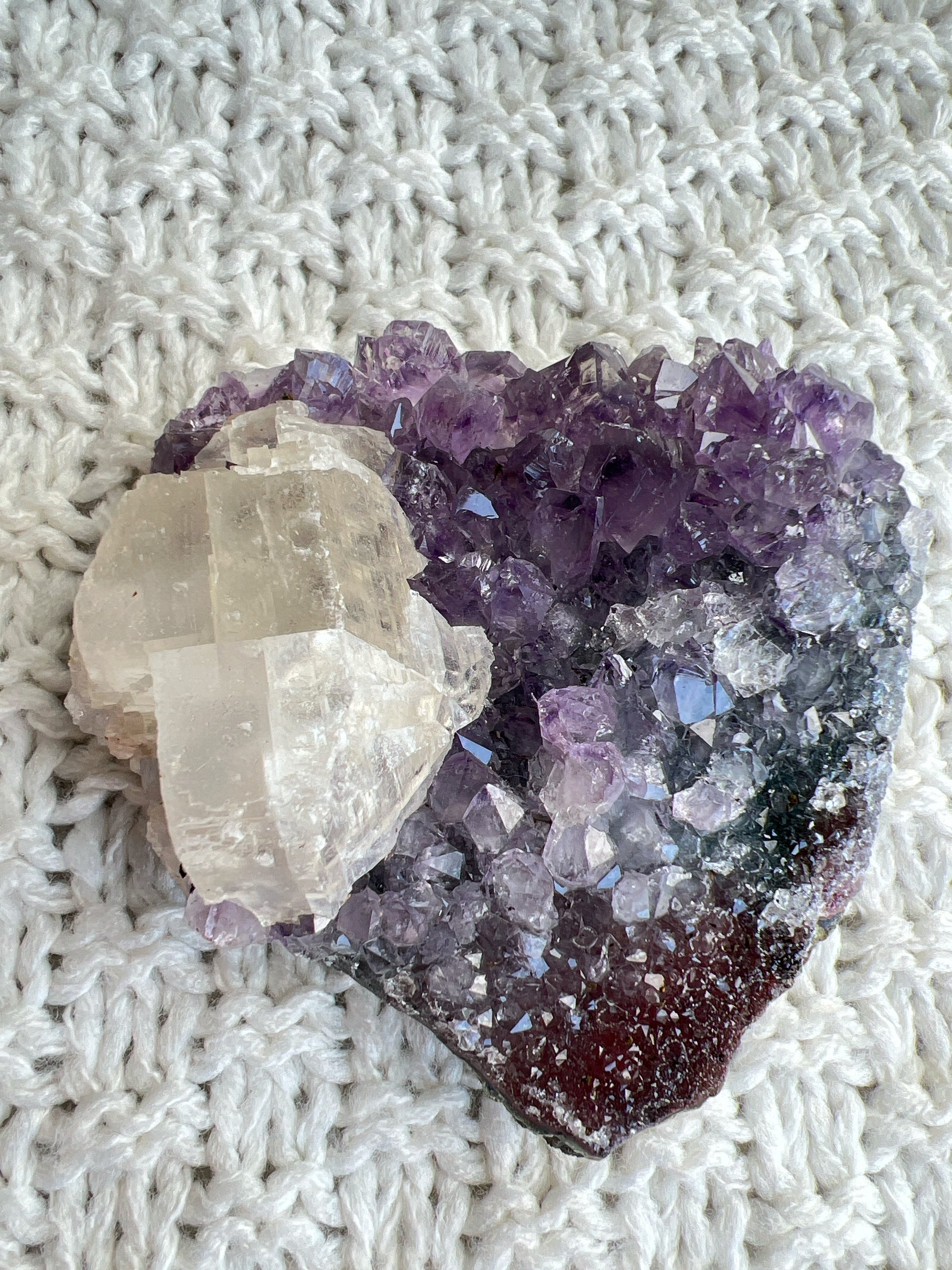 這個是有方解石共生同有少少異象紫晶的紫晶簇，小巧的外型，放屋企，工作枱最適合不過😊

紫晶簇

紫晶簇是吉祥如意的寶石，放置在辦公室、客廳、書房與臥室等，都可以用以淨化室內不淨的磁場及負能量。

可以幫手串消磁、淨化、充電。

紫水晶

-代表著智慧，幫助頭腦清晰

-增加機智，提高直覺力與潛意識

-有助思考，激發創意，加強記憶力

-有「社交之石」之稱，有助於常遇貴人

-紫色光招引人緣及貴人，具有中國風水學裡「因貴得財」之意。

-加強包容心、容忍性

-舒緩緊張情緒，鎮定安神