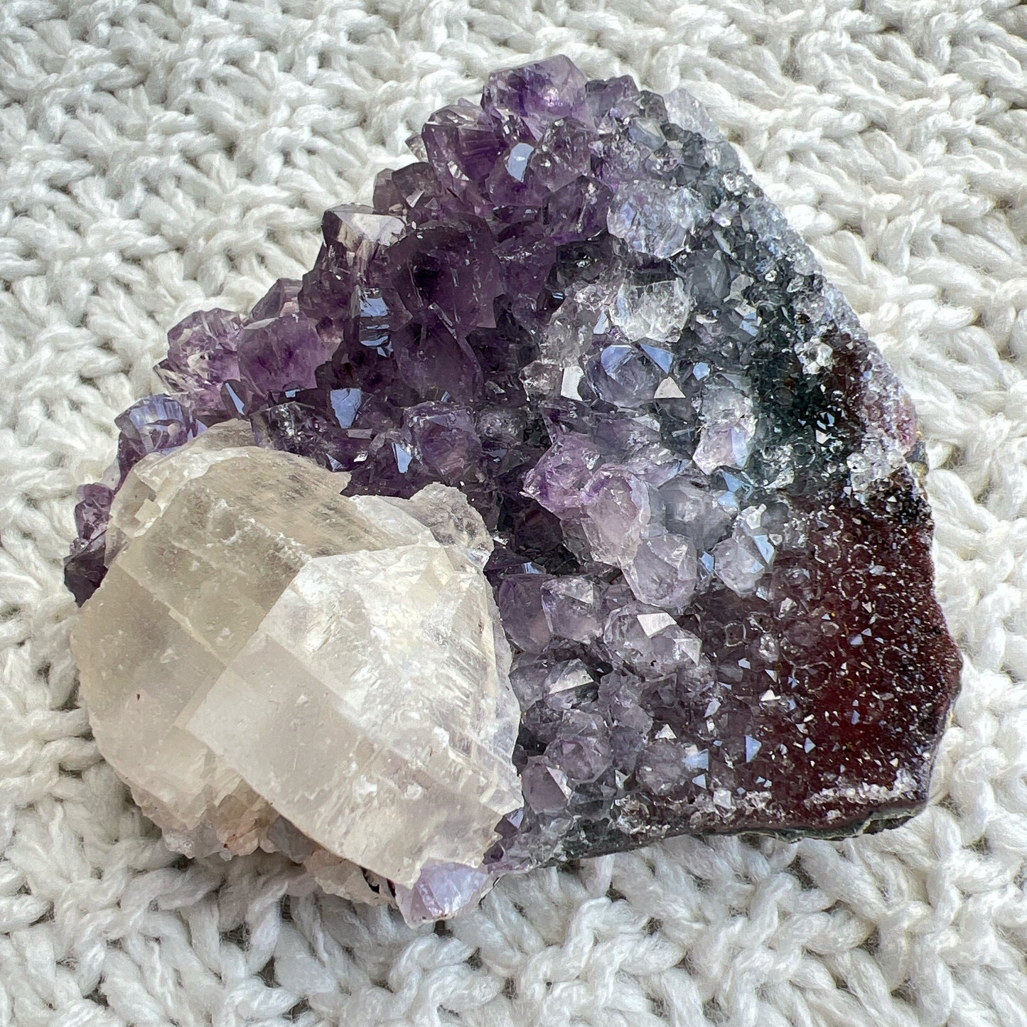 這個是有方解石共生同有少少異象紫晶的紫晶簇，小巧的外型，放屋企，工作枱最適合不過😊

紫晶簇

紫晶簇是吉祥如意的寶石，放置在辦公室、客廳、書房與臥室等，都可以用以淨化室內不淨的磁場及負能量。

可以幫手串消磁、淨化、充電。

紫水晶

-代表著智慧，幫助頭腦清晰

-增加機智，提高直覺力與潛意識

-有助思考，激發創意，加強記憶力

-有「社交之石」之稱，有助於常遇貴人

-紫色光招引人緣及貴人，具有中國風水學裡「因貴得財」之意。

-加強包容心、容忍性

-舒緩緊張情緒，鎮定安神