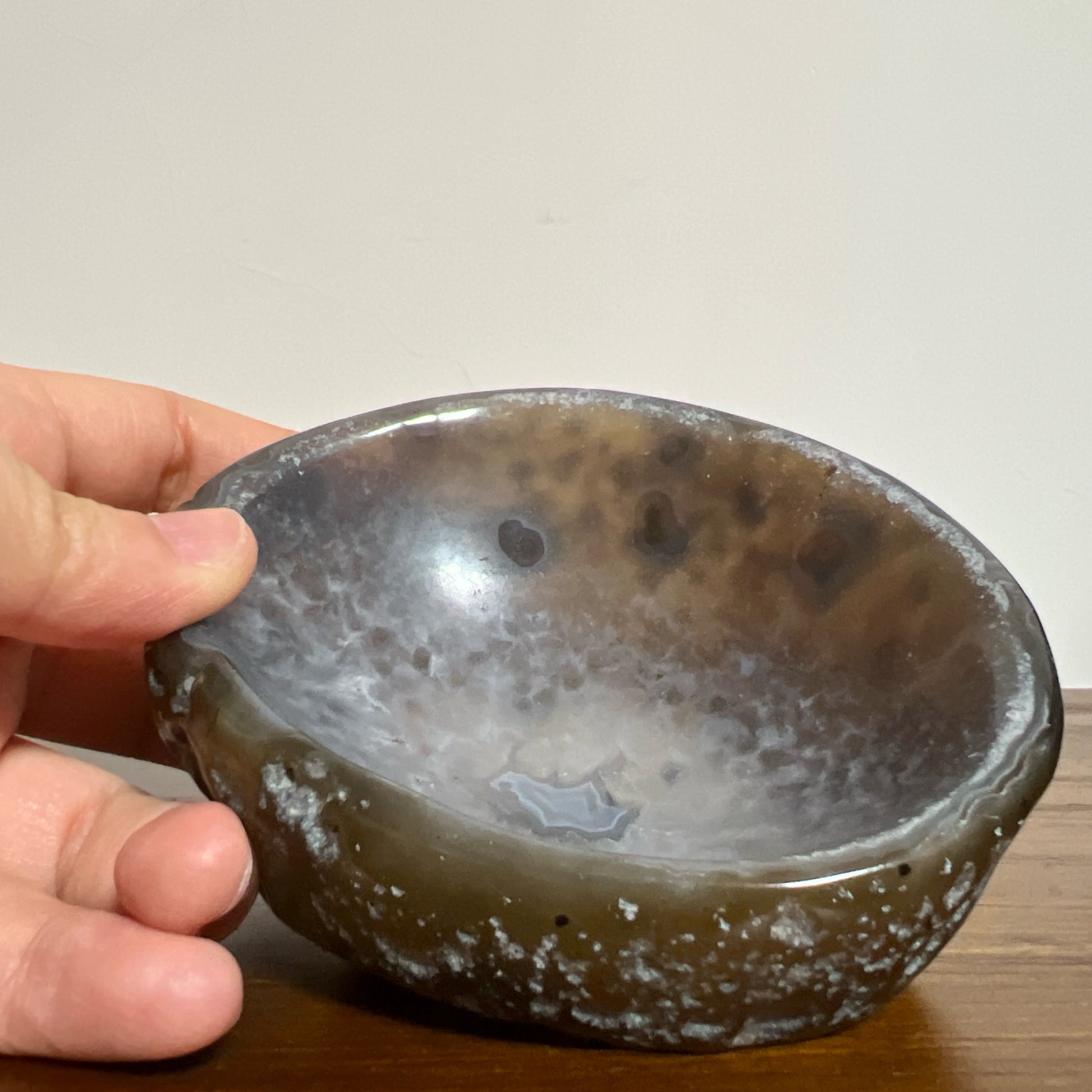 瑪瑙-Agate

瑪瑙碗，適合用作消磁手串飾物

-能令人精神放鬆，減少失眠症狀

-瑪瑙具有平衡，穩定及保護的作用

-也是護身符及辟邪物，有保平安功效

-瑪瑙維持身心和諧，增強愛、忠誠及勇氣