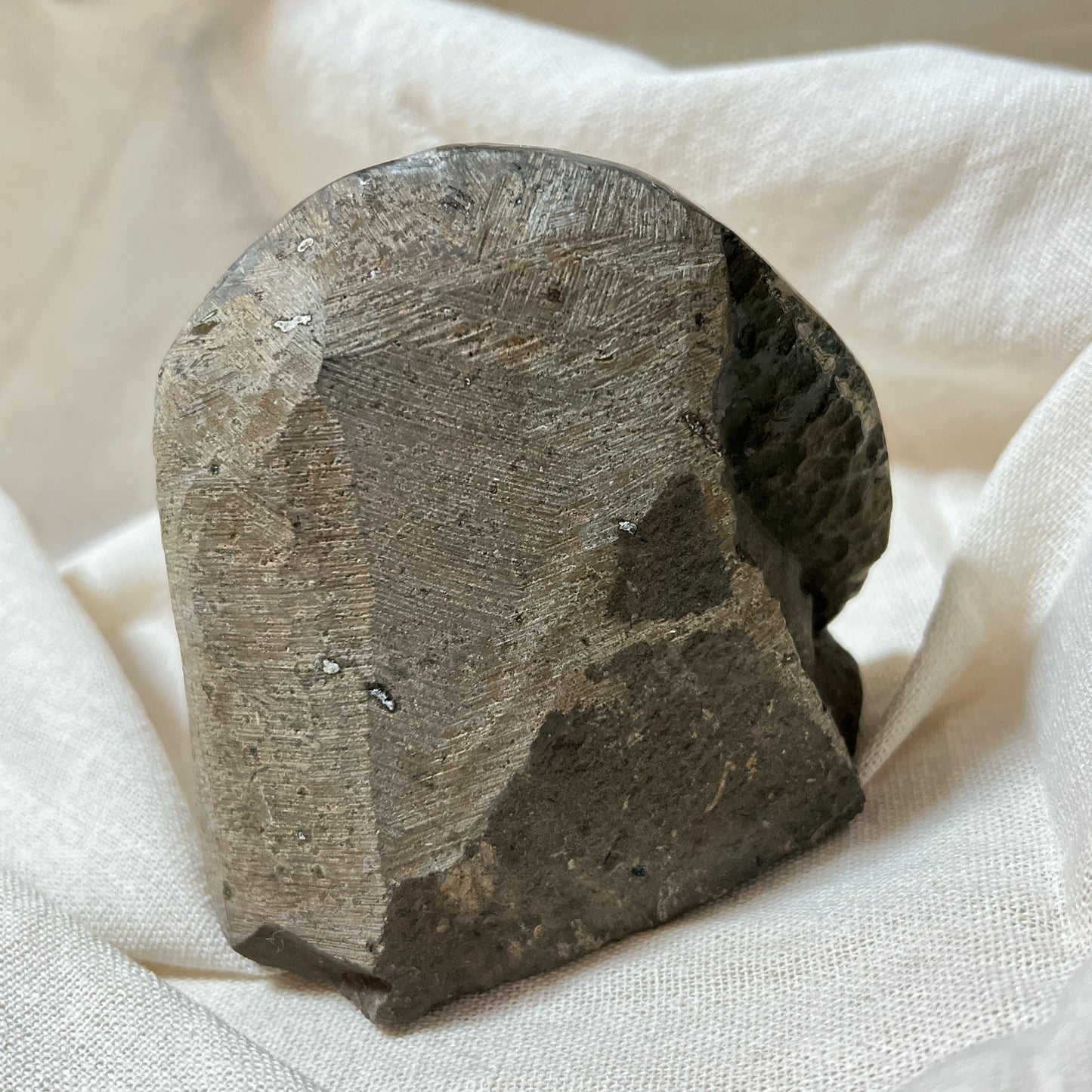 巴西軟糖淡灰紫異象紫晶鎮

因為他的一個特別記認，就立刻收下，紫晶鎮大多數都是差不多的外觀，所以有時候都真的是依賴感覺來收的

異象晶其實是紫水晶的變異，產量較紫水晶鎮稀少 ，異象晶鎮是吉祥如意的寶石，放置在辦公室、客廳、書房與臥室等，都可以用以淨化室內不淨的磁場及負能量。

異象晶鎮也可以幫手串消磁、淨化、充電。

紫水晶

-代表著智慧，幫助頭腦清晰

-增加機智，提高直覺力與潛意識

-有助思考，激發創意，加強記憶力

-有「社交之石」之稱，有助於常遇貴人

-紫色光招引人緣及貴人，具有中國風水學裡「因貴得財」之意。

-加強包容心、容忍性

-舒緩緊張情緒，鎮定安神