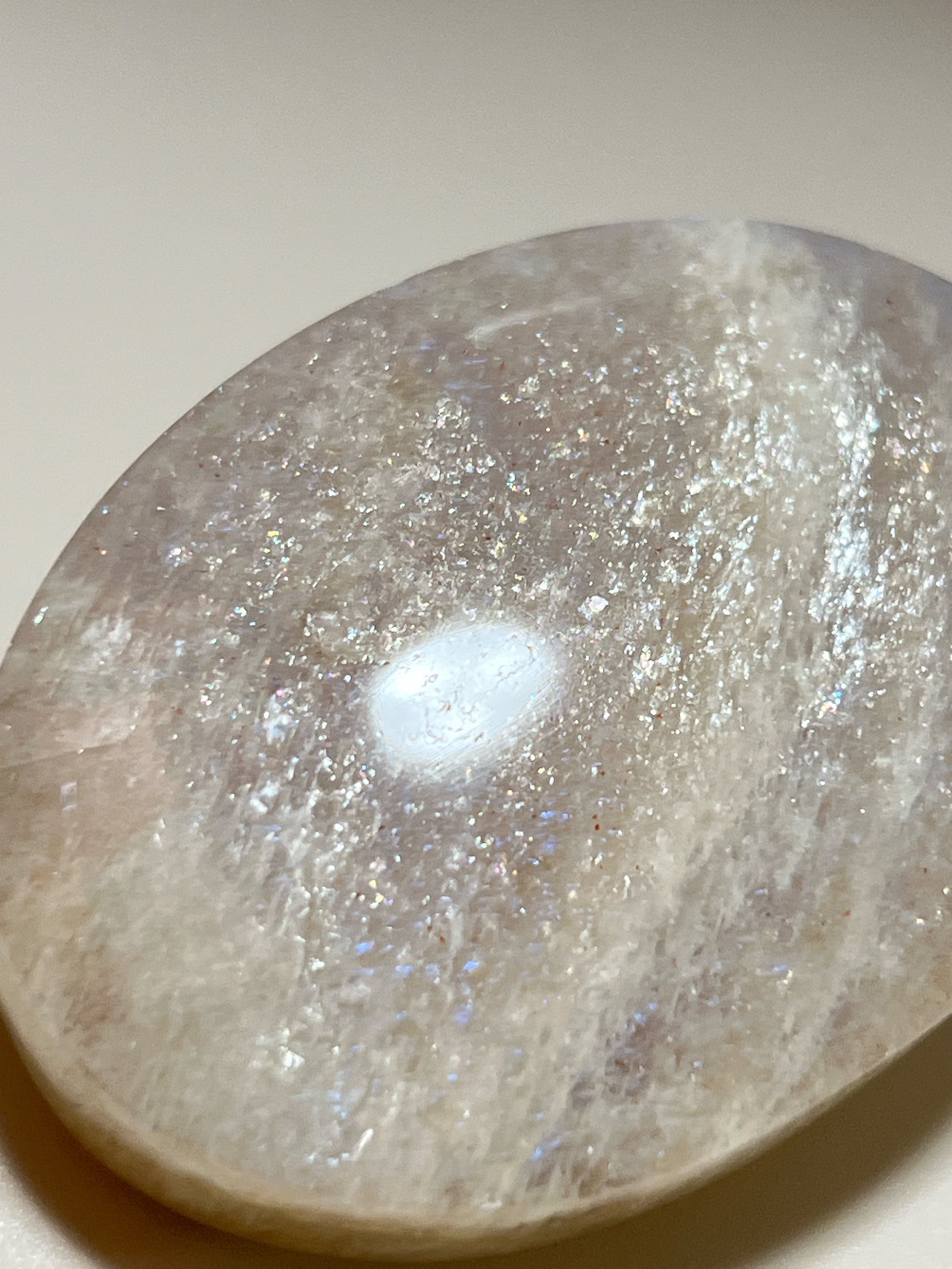 月亮石（Moonstone）又名月光石，亦是六月的幸運誕生石，象徵著健康、富貴與美好的守護：

情緒的穩定劑： 有助於安撫內心的起伏，緩解壓力和負面情緒。

柔化氣場： 適合性格較衝動、說話率直的人，幫助我們在表達時變得更柔和、更具包容力。

放鬆身心： 協助釋放身體與心靈的緊繃，重拾內心的平靜與和諧。

情感的潤滑劑： 溫柔的光芒能滋養親密關係，是守護愛情、化解情侶間小小紛爭的經典晶石。