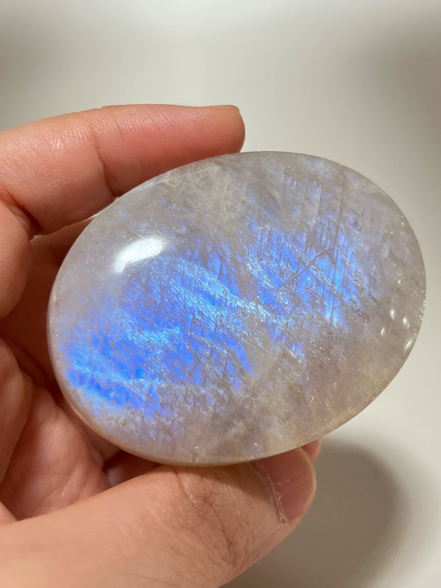 月亮石（Moonstone）又名月光石，亦是六月的幸運誕生石，象徵著健康、富貴與美好的守護：

情緒的穩定劑： 有助於安撫內心的起伏，緩解壓力和負面情緒。

柔化氣場： 適合性格較衝動、說話率直的人，幫助我們在表達時變得更柔和、更具包容力。

放鬆身心： 協助釋放身體與心靈的緊繃，重拾內心的平靜與和諧。

情感的潤滑劑： 溫柔的光芒能滋養親密關係，是守護愛情、化解情侶間小小紛爭的經典晶石。