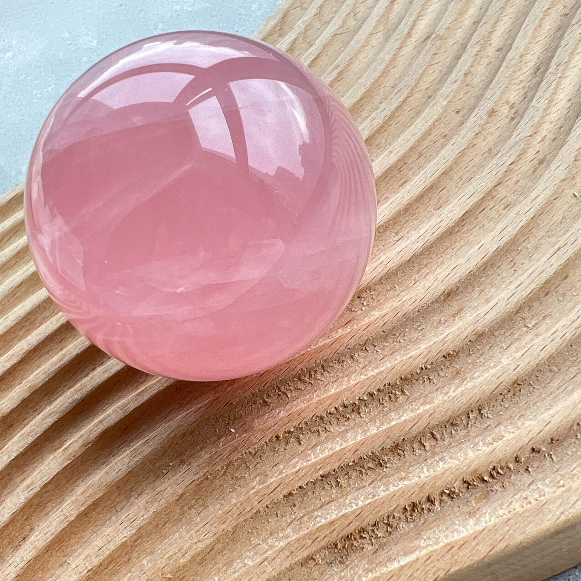 星光粉水晶球

溫潤，圓滑和可愛的外觀，有助您淨化心靈，招來好人緣

粉晶

愛情💓人緣💓工作運💓

粉晶能教導我們更愛自己，好好愛自己能夠吸引到正面好姻緣❤️

-增加愛情運，加強自身魅力

-增加親和力，改善人際關係

-增人脈，促進工作運

-舒緩緊張情緒，釋放負能量，使心情開朗