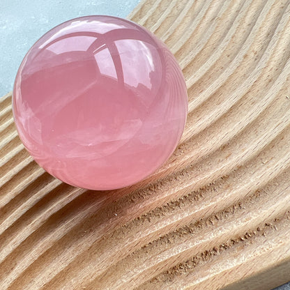 星光粉水晶球

溫潤，圓滑和可愛的外觀，有助您淨化心靈，招來好人緣

粉晶

愛情💓人緣💓工作運💓

粉晶能教導我們更愛自己，好好愛自己能夠吸引到正面好姻緣❤️

-增加愛情運，加強自身魅力

-增加親和力，改善人際關係

-增人脈，促進工作運

-舒緩緊張情緒，釋放負能量，使心情開朗