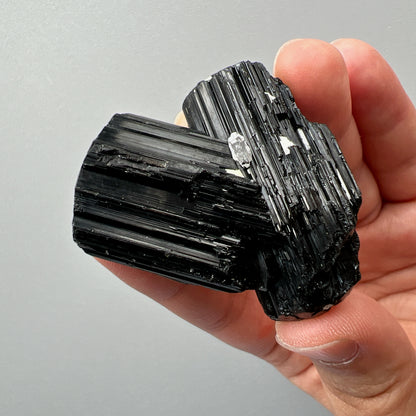 這次購入一批莫桑比克亮面精品黑碧璽原石, 有部份更是罕見的花形,每一顆都是非常精緻,紋路清晰,非常值得收藏。  黑碧璽  -可排除身上及空間的濁氣、病氣  -避邪化凶，避開不乾淨的邪物  -吸收負面能量，消除負能量