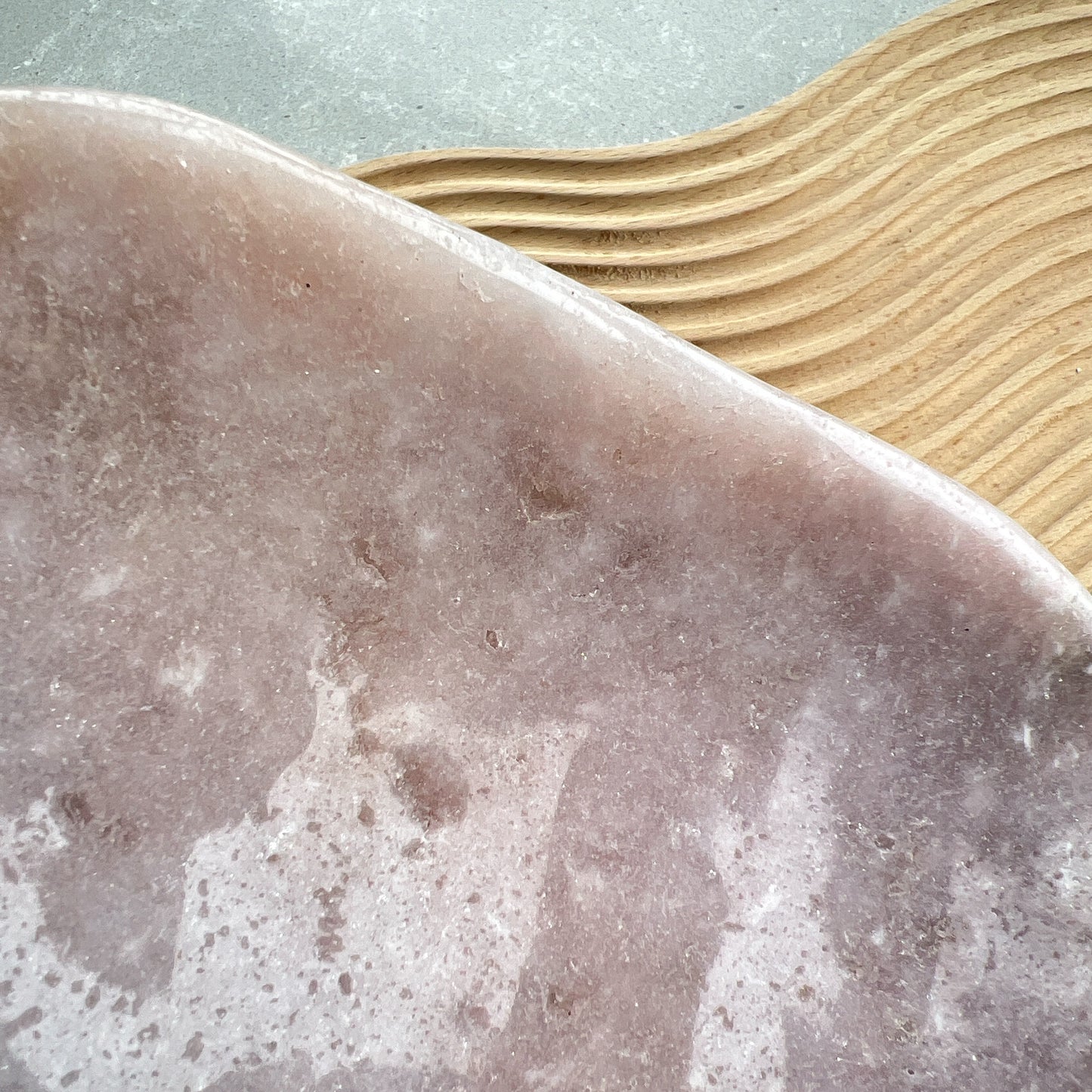 巴西直送粉紅紫晶碟 🤭鍾情粉色的不可錯過

整隻碟都是Bling Bling ✨✨一閃一閃✨🫶🏻

-療癒心靈，舒緩情緒
-學習愛與被愛
-引領你從低潮中走出來