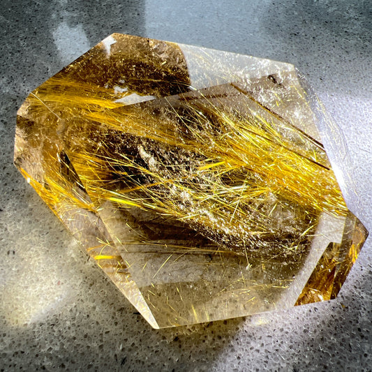 金髮晶隨形

-被譽為「財富之石💰」

-寓意吉祥如意，萬事太平

-招主財、偏財，深受商人歡迎

-幫助人找回自信，做事積極向上

-加強決策力，增加其勇氣和魄力

-有辟邪功效