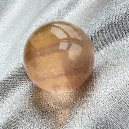 Candy Fluorite Sphere 糖果色螢石球  螢石是不可或缺的晶石之一，除左螢石有豐富嘅色彩和好高的觀賞價值之外，放她在工作枱亦都可以時時刻刻緩解煩躁的情緒，有助減低壓力，去除人體積累的負能量，同時亦可以減低電子器材發出的輻射。  -螢石  -幫助頭腦保持清晰  -提升注意力集中  -適合常常用腦ge 朋友同同學仔
