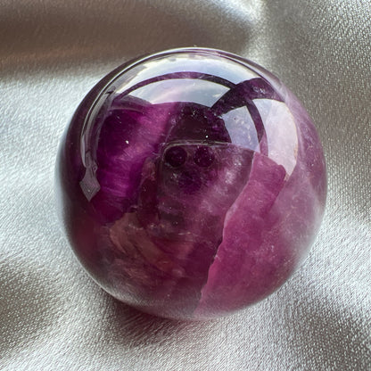 Purple Fluorite Sphere 紫紅螢石球  螢石是不可或缺的晶石之一，除左螢石有豐富嘅色彩和好高的觀賞價值之外，放她在工作枱亦都可以時時刻刻緩解煩躁的情緒，有助減低壓力，去除人體積累的負能量，同時亦可以減低電子器材發出的輻射。  -螢石  -幫助頭腦保持清晰  -提升注意力集中  -適合常常用腦ge 朋友同同學仔  紫螢石適合從事思考的工作者，讓思考更敏銳。