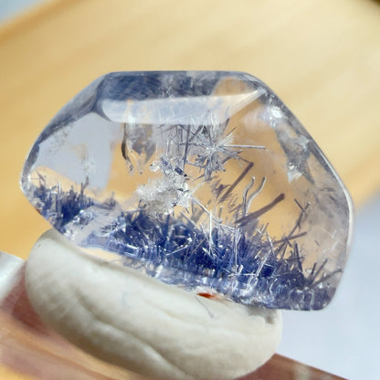 藍線石  -全清晶，質素靚靚  -其蔚藍色澤能帶給人平靜、安穩及喜悅  -擺脫負面思想，緩解情緒，增加正能量  -增加面對困難和挑戰的自信勇氣和積極處事的態度  -提升說話技巧，改善人際關係  -能啟發智慧，加強創意力和腦部思維