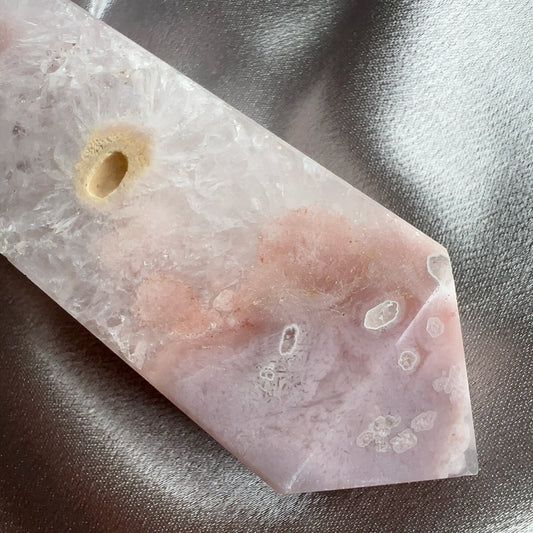 櫻花瑪瑙柱  瑪瑙-Agate品種繁多，整個瑪瑙家族十分龐大。其中一種瑪瑙充滿溫柔優雅之美，深受女仕們喜愛，就是櫻花瑪瑙 - Blossoms Agate🌸  櫻花瑪瑙被視為寶石中的「第三眼」，靈性十足，象徵友善與愛心，也代表希望。  櫻花瑪瑙晶體內含粉白色、猶如朵朵盛開之櫻花的共生礦，每枝形態獨一無二，為人帶來溫柔細膩的內涵，會令人要停下來慢慢欣賞佢嘅美。  -能令人精神放鬆，減少失眠症狀  -瑪瑙具有平衡，穩定及保護的作用  -也是護身符及辟邪物，有保平安功效  -瑪瑙維持身心和諧，增強愛、忠誠及勇氣