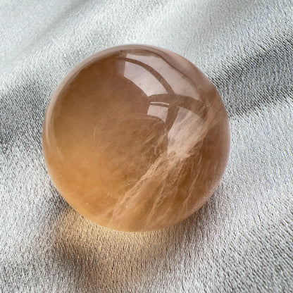 Candy Fluorite Sphere 糖果色螢石球  螢石是不可或缺的晶石之一，除左螢石有豐富嘅色彩和好高的觀賞價值之外，放她在工作枱亦都可以時時刻刻緩解煩躁的情緒，有助減低壓力，去除人體積累的負能量，同時亦可以減低電子器材發出的輻射。  -螢石  -幫助頭腦保持清晰  -提升注意力集中  -適合常常用腦ge 朋友同同學仔